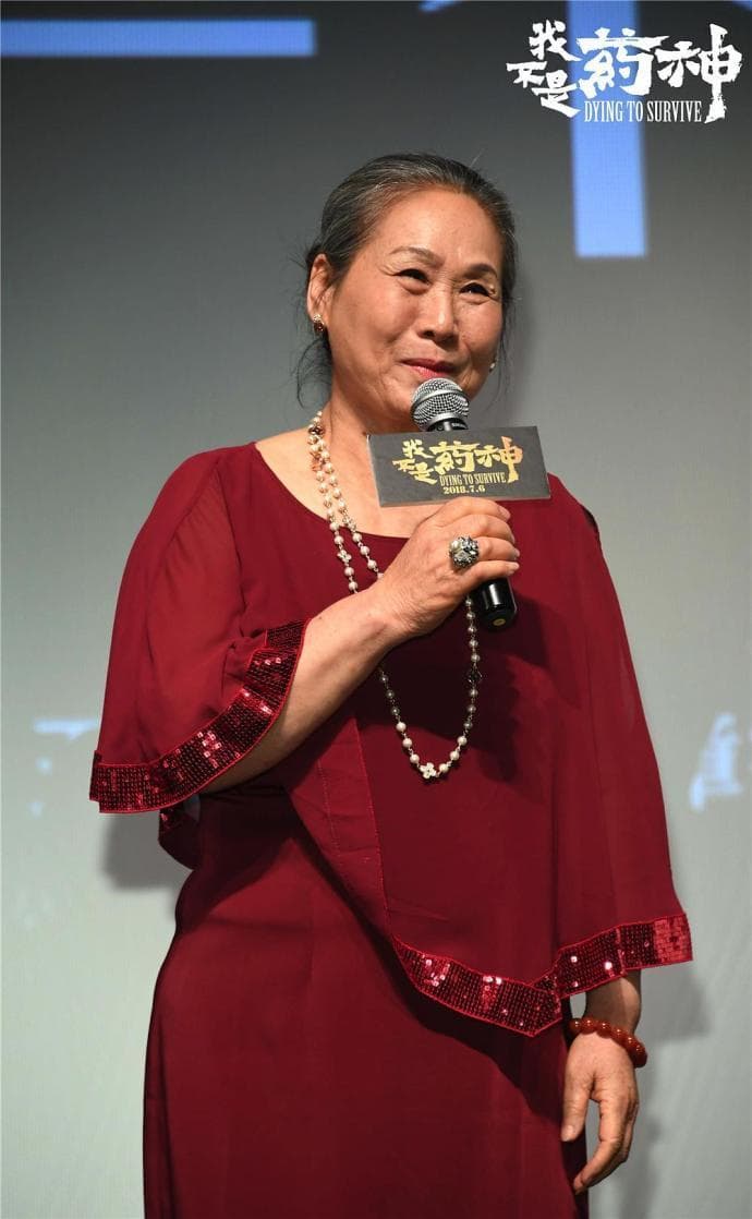 今年70歲演員葦青接連演出高票房電影《戰狼2》與《我不是藥神》,有望成為首位「百億(人民幣)老奶奶」。(網路圖片)