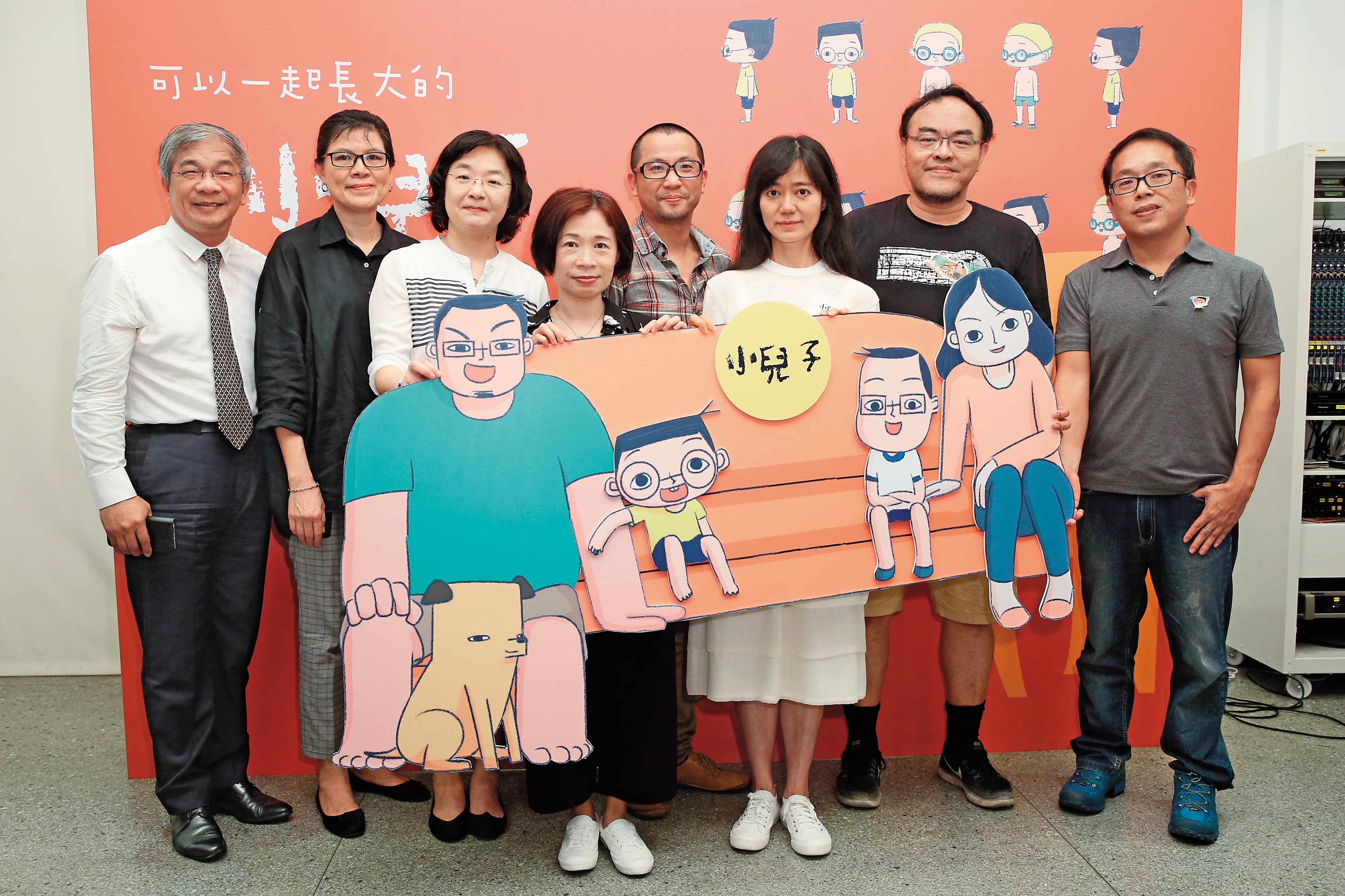 《小兒子》舉行創作發表記者會,世新大學副院長陳清河(左起)、印刻出版社副總編輯江一鯉、文化部影視及流行音樂發展司司長徐宜君、作家陳雪、舞台劇導演黃致凱、夢田文創執行長蘇麗媚、作家駱以軍、動畫導演史明輝共同出席。