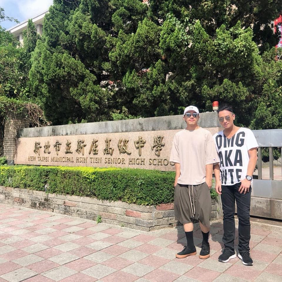 坤達與Toro(右)2人同是新店高中的校友。(翻攝自坤達臉書)