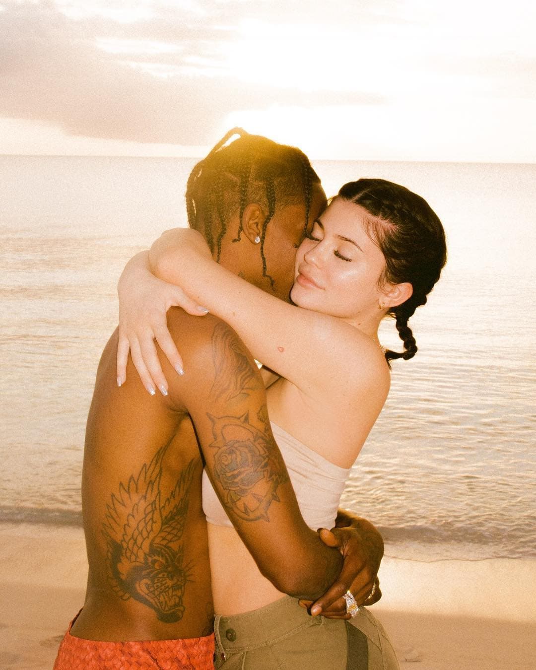 今年2月,20歲的她與黑人饒舌歌手崔維斯史考特生下一女。(取自Kylie Jenner IG)