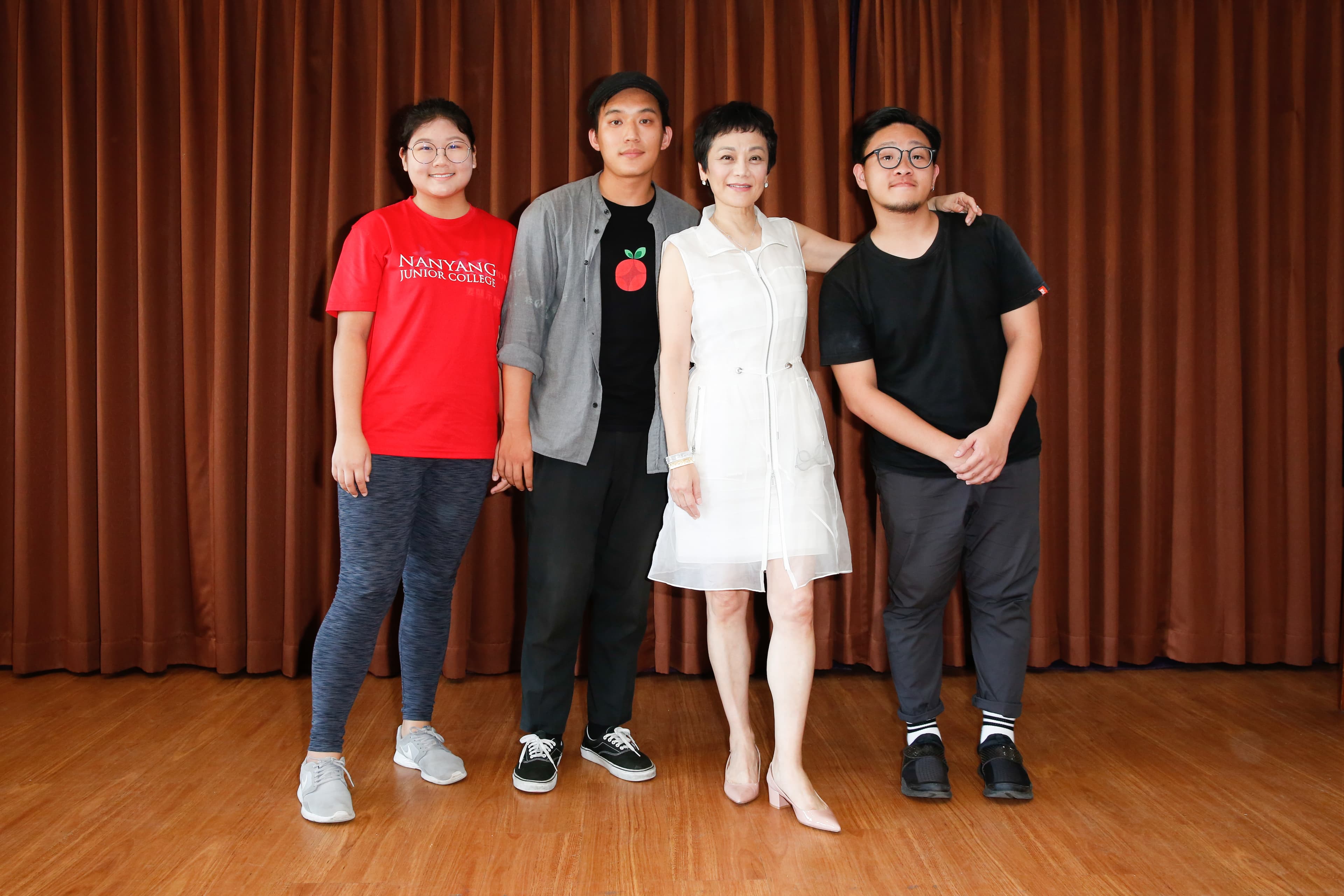 「聽我說故事藝術創作營」邁入第10屆,不僅以往的學員回營擔任隊輔,今年也加入香港及新加坡學生一起參加。