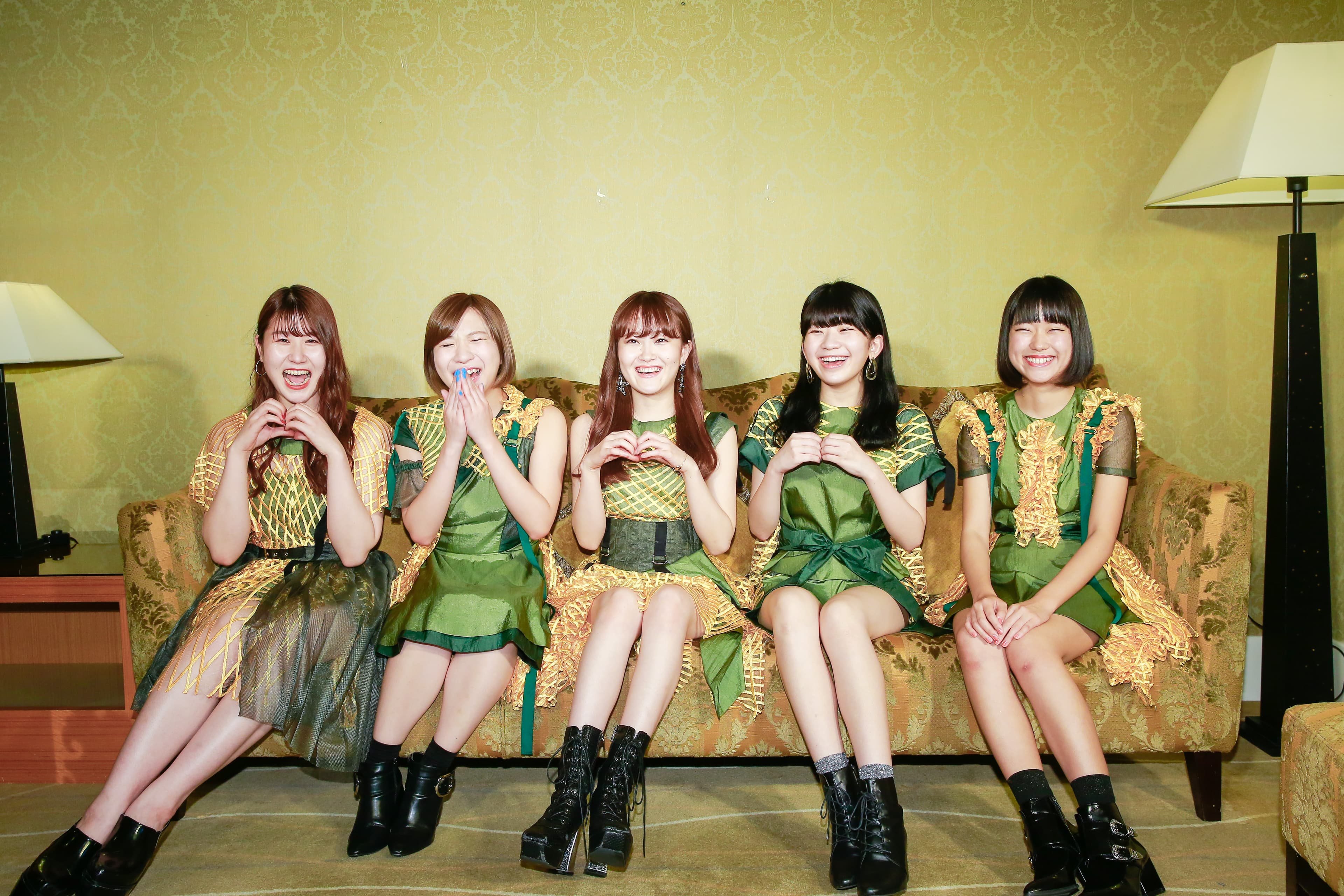 Little Glee Monster平均年紀18.8歲,比愛心手勢拍照讓她們開心地說:這是第一次比呢。