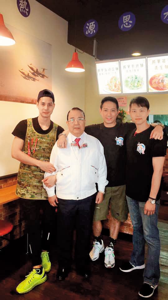 李信恩(右二)因父親李天羽(左二)退休,特別為父親開麵店,讓他有精神寄託。(翻攝自李信恩臉書)