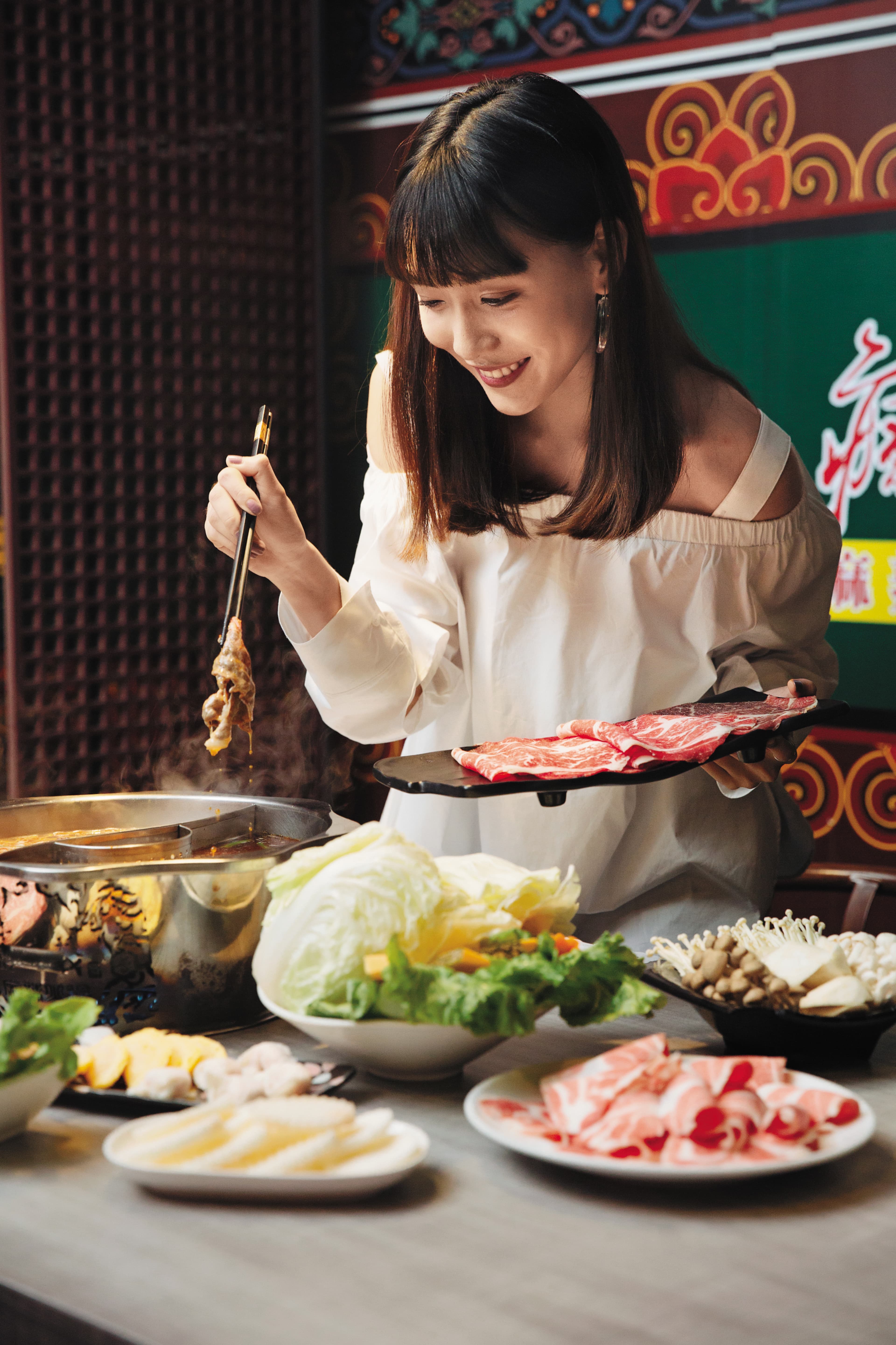 平常不太敢吃辣的隋玲，大推「瘋麻辣」麻辣火鍋店，湯底麻而不辣，熬煮時加了蘿蔔、大白菜、高麗菜與番茄等大量蔬菜，喝起來還帶著微甜味。