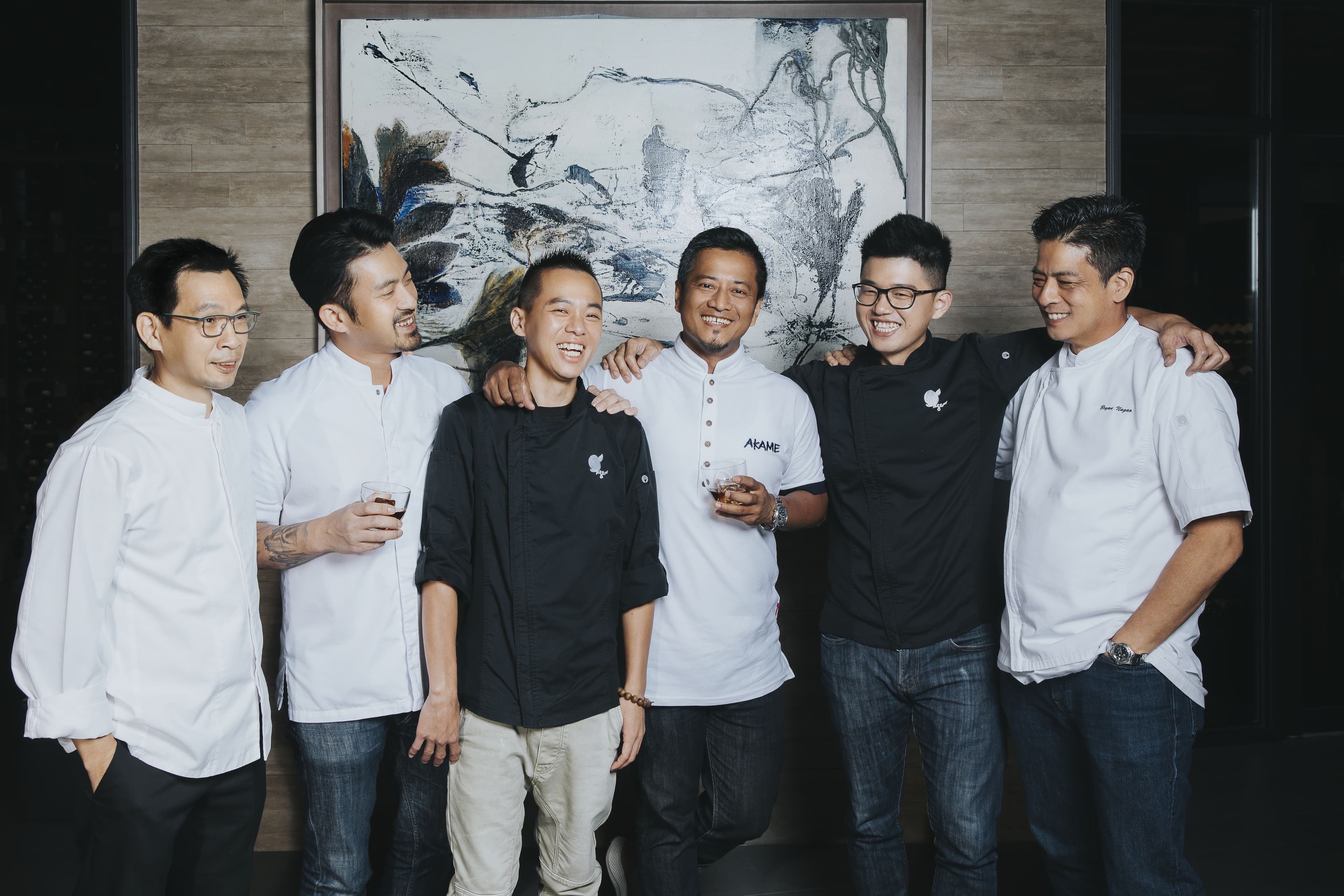 軒尼詩X.O對台灣當時得令的6位主廚拋出戰帖，除了Bryan（右一）、簡天才（左一），接下來應戰的有Longtail主廚林明健（左二）、Hero Restaurant主廚蕭淳元（左三）、AKAME主廚Alex（右三）、Hero Restaurant主廚林凱維（右二）。（軒尼詩提供）