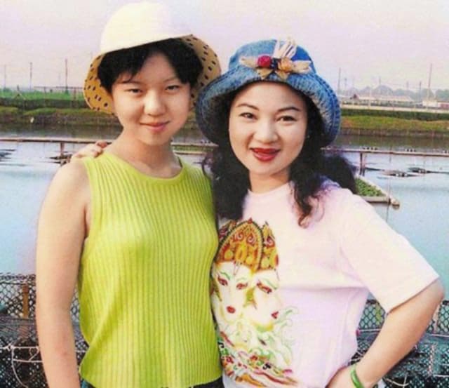 為了完成白曉燕(左)生前想讀政大新聞系的夢想,白冰冰(右)花了6年完成空中大學學業。(翻攝白冰冰臉書)