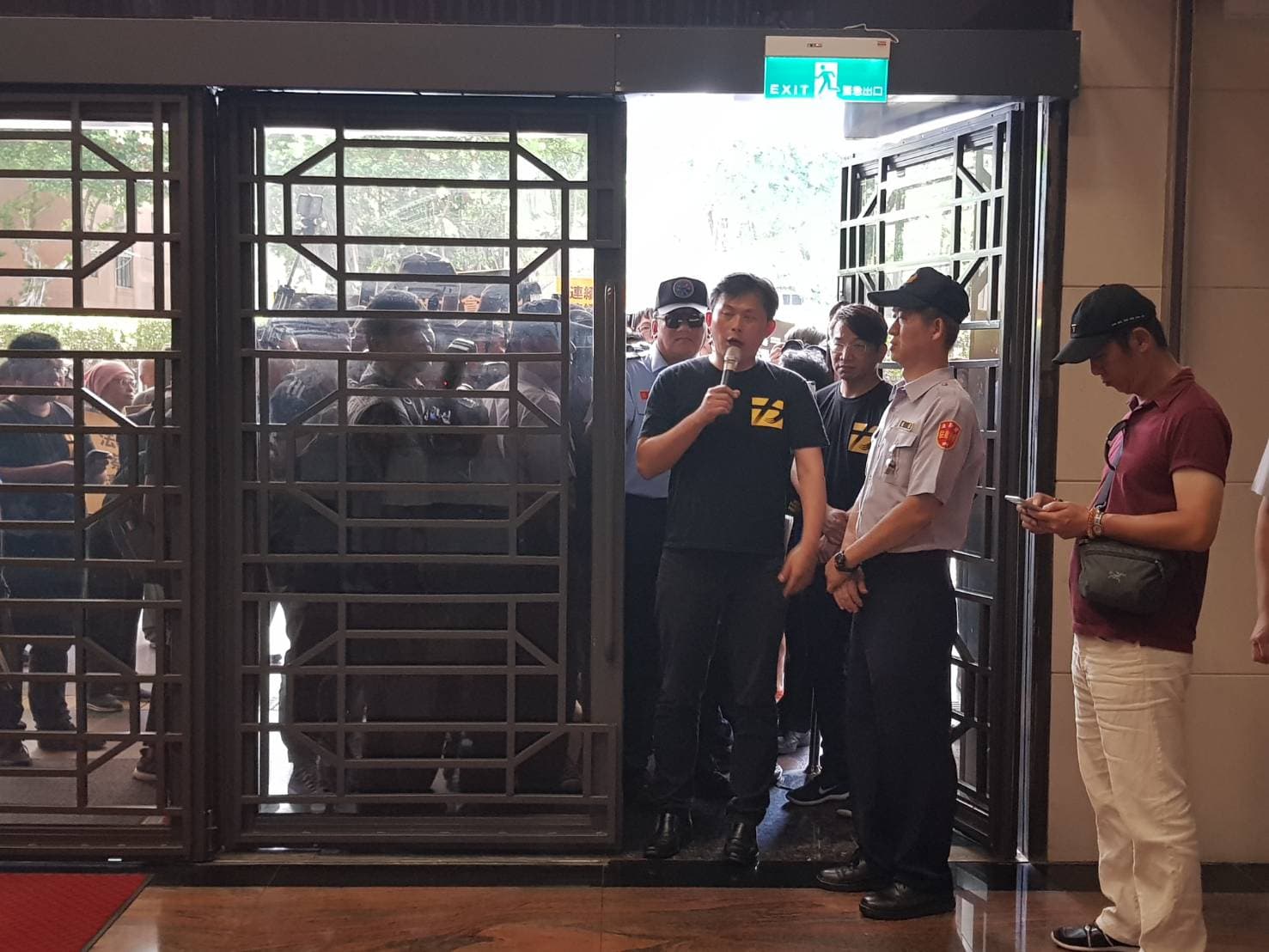 時代力量立委黃國昌今天上午率眾到法務部抗議,質疑檢察官縱放貪汙犯、放棄上訴權。