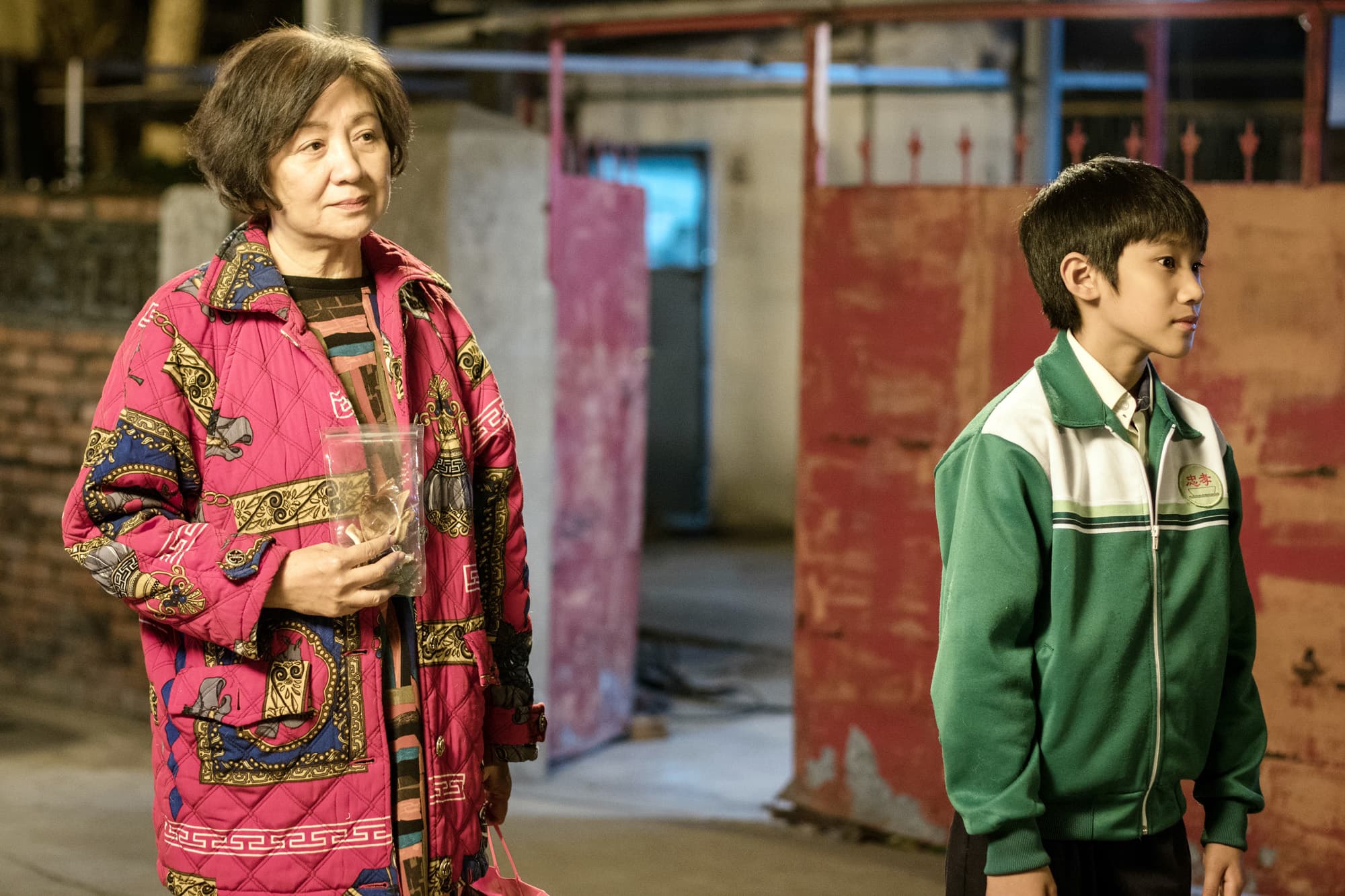 香港資深影后鮑起靜首度演出國片《生生》，在裡頭飾演一位熱愛直播的網紅奶奶，與吳至璿所飾演的孤單小  男孩成為忘年之交。（華映提供）
