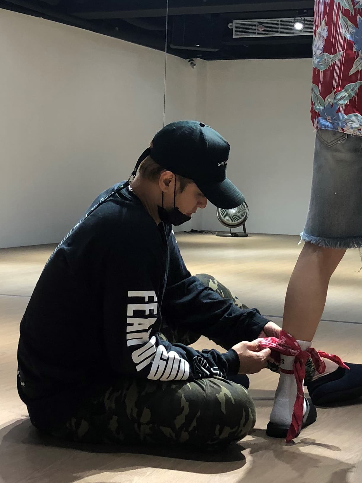 老闆羅志祥特別擔任C.T.O造型師,還親自幫團員綁鞋帶調褲管。(環球提供)