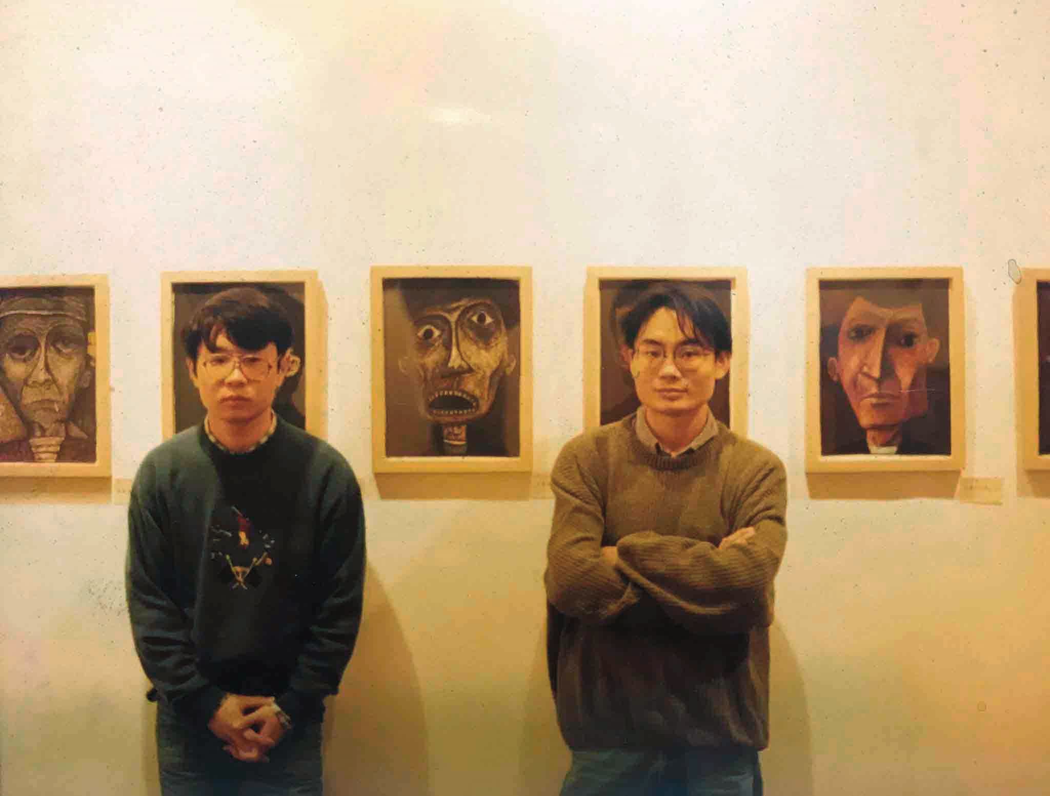 1993年12月，張立曄（左）舉辦第一次個展，身為好友的辜國瑭（右）也到場加油打氣。（張立燁提供）