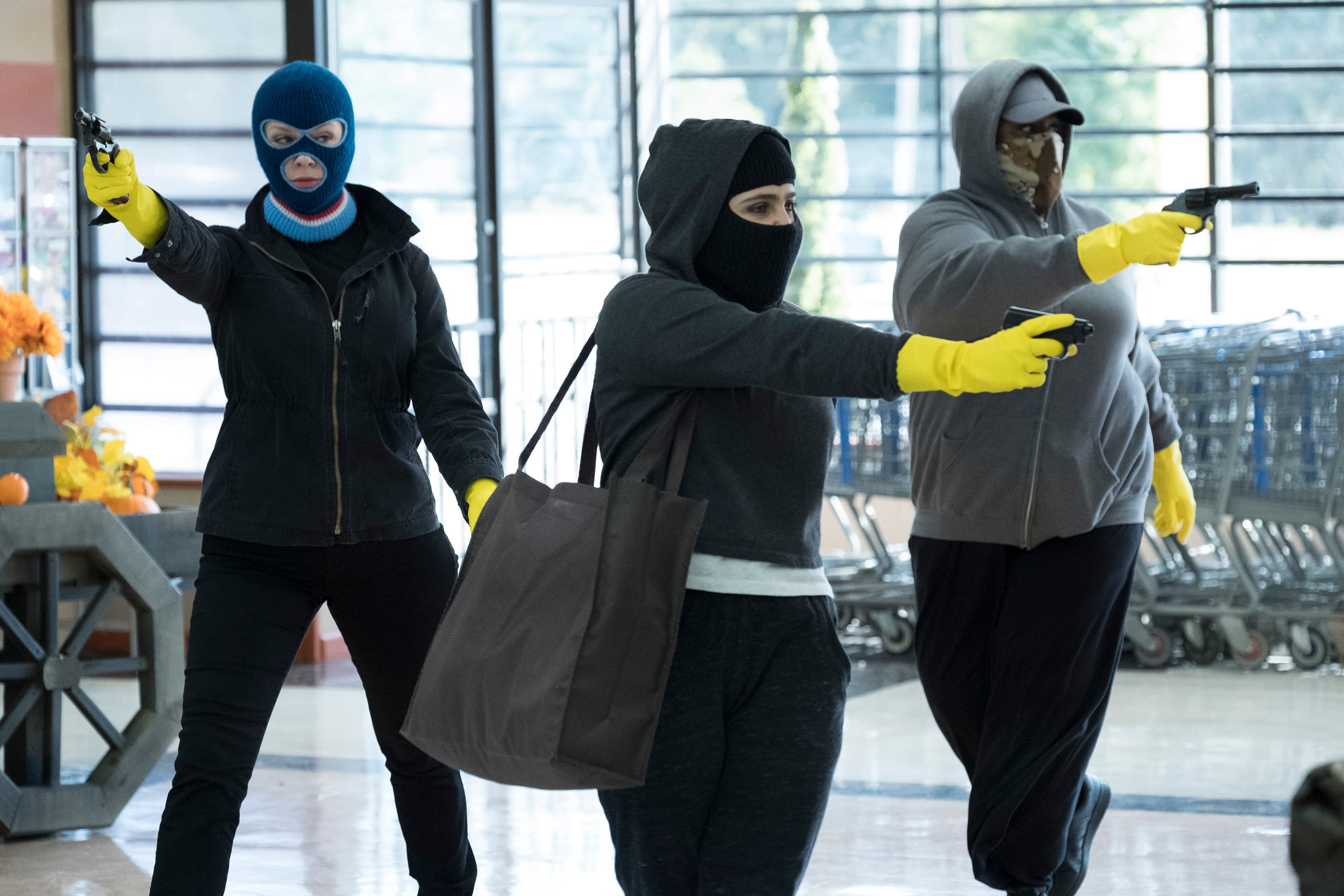 男人搶銀行，女人搶超市，《乖乖女》的主角從業餘罪犯，慢慢變成犯罪高手。（Netflix提供）