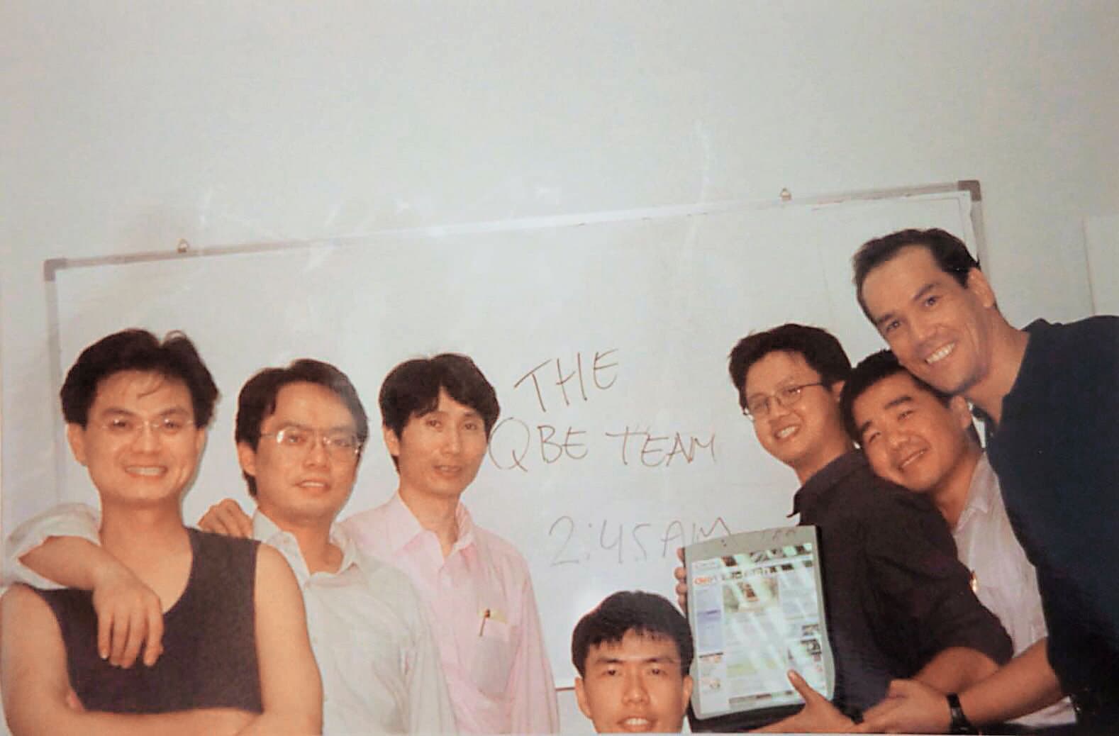 1999年陳世哲（左3）團隊，替Aqcess Technologies設計出第一款平板電腦，眾人在凌晨2點開心留影。（邑錡提供）