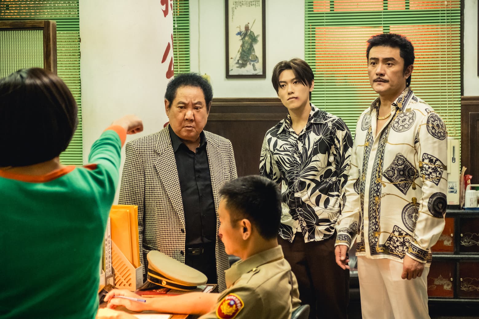 李㼈年輕時也曾有誤入歧途的經歷,因此演出黑道大哥維妙維肖,馬如龍(左)則飾演邱宇辰(中)之父。(多曼尼提供)