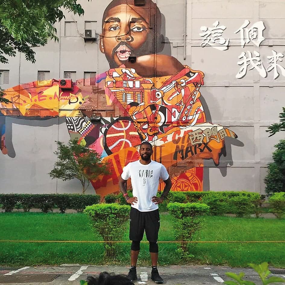 NBA球星Kyrie Irving在傅星翰畫他的作品前合影。(傅星翰提供)