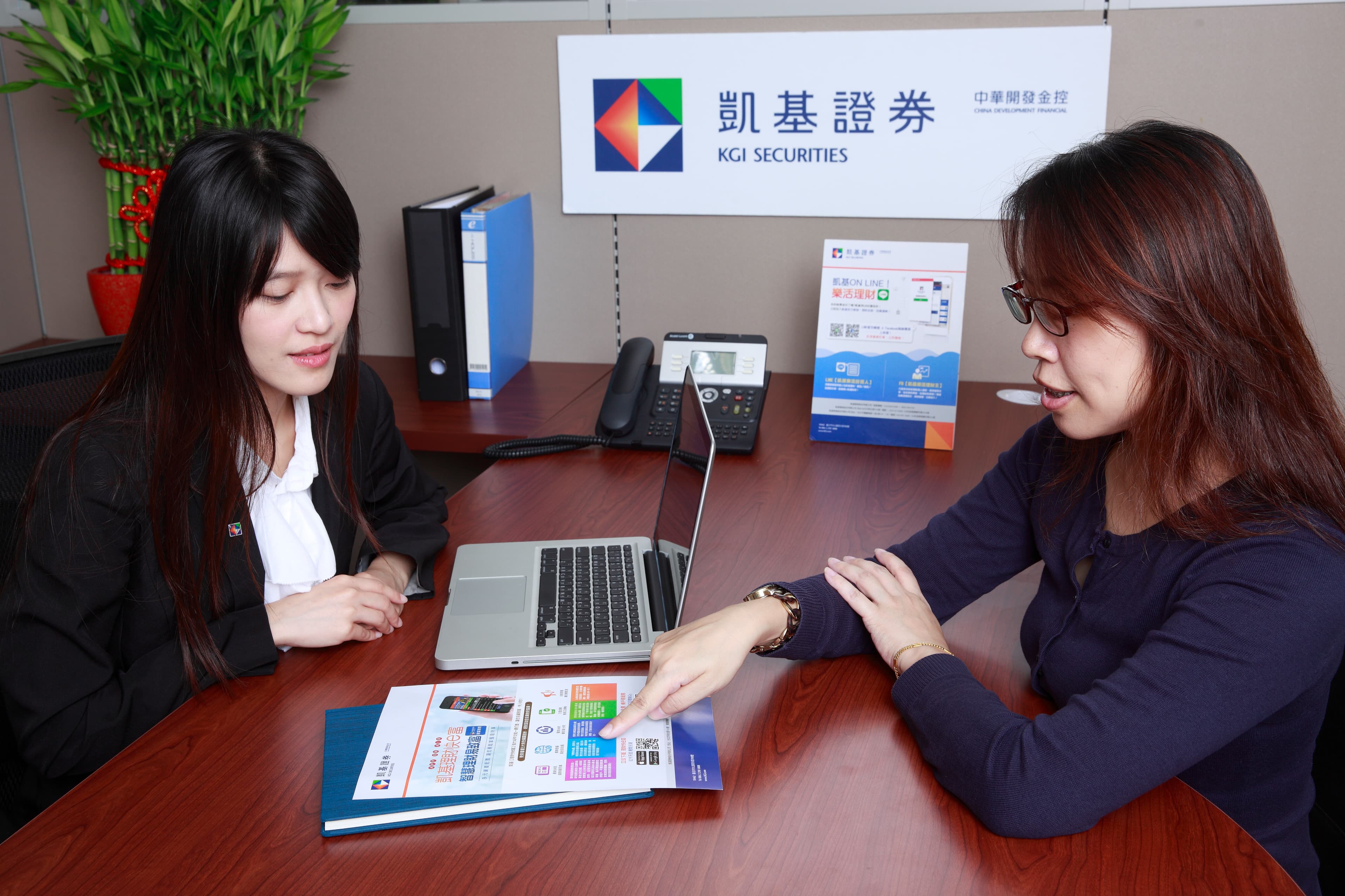 青壯族提早為退休做準備，必須善用存股、基金、保險理財工具。
