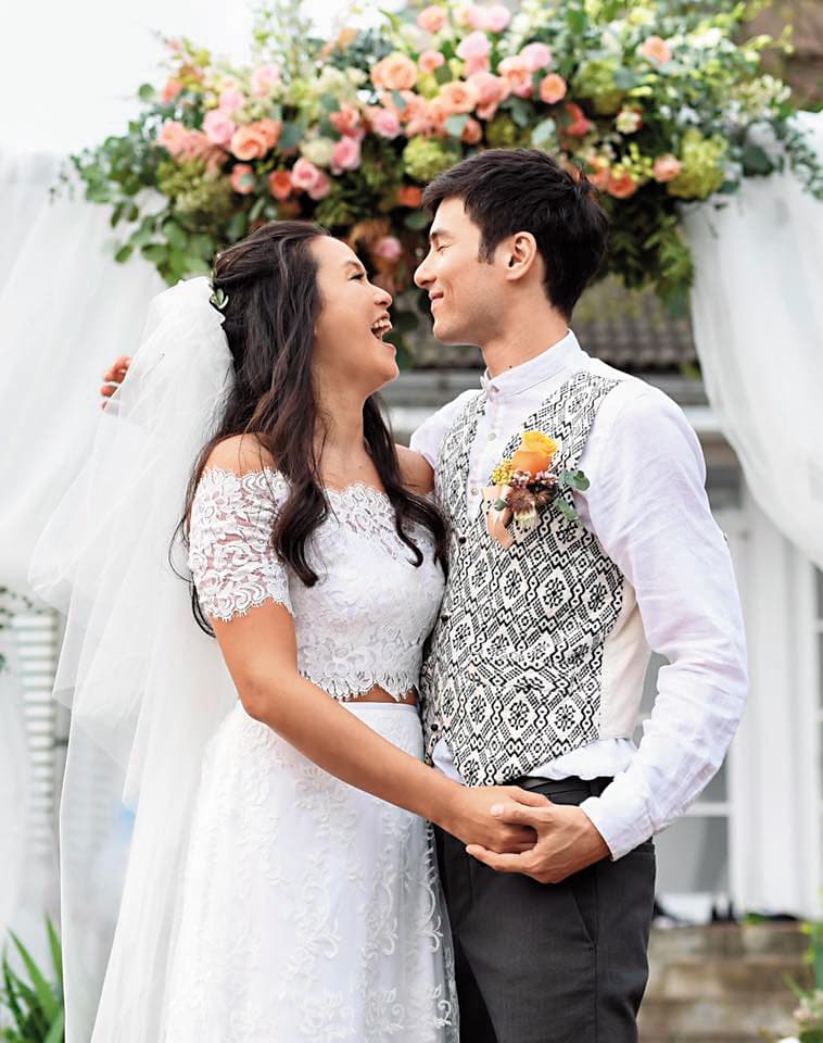 鳳小岳與衝浪好手洪喆君先當父母、後結婚,他幾乎有一半時間待在台灣陪妻小,他覺得教育小孩沒什麼規則,沒什麼一定對錯,很多事情要隨機應變。(翻攝自鳳小岳臉書)