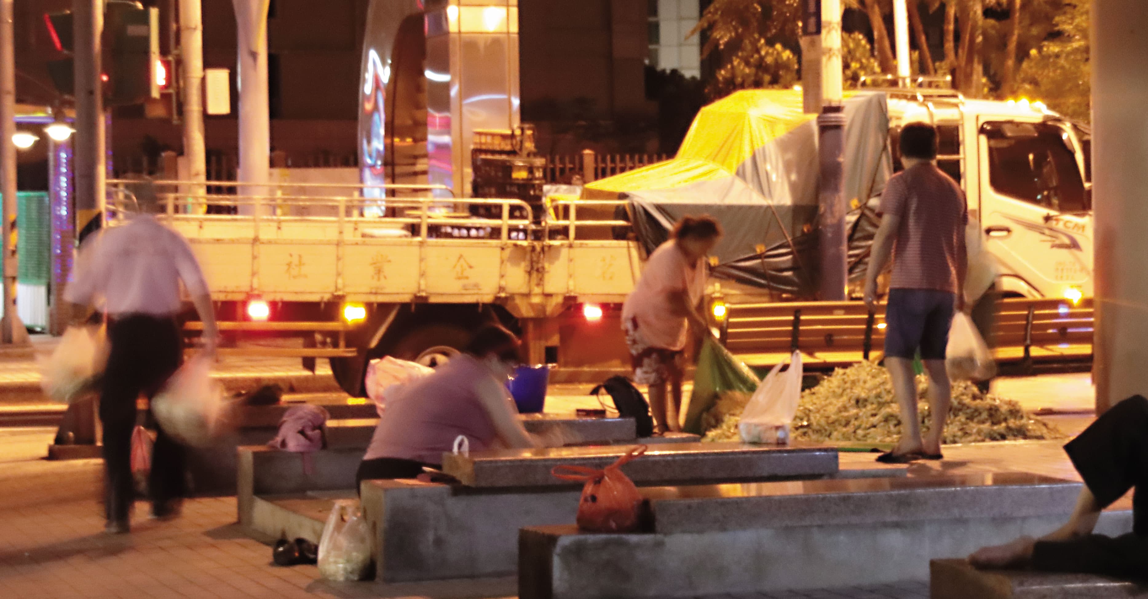 冰鎮玉蘭花凌晨抵達台北,大量的花堆成一座小山。