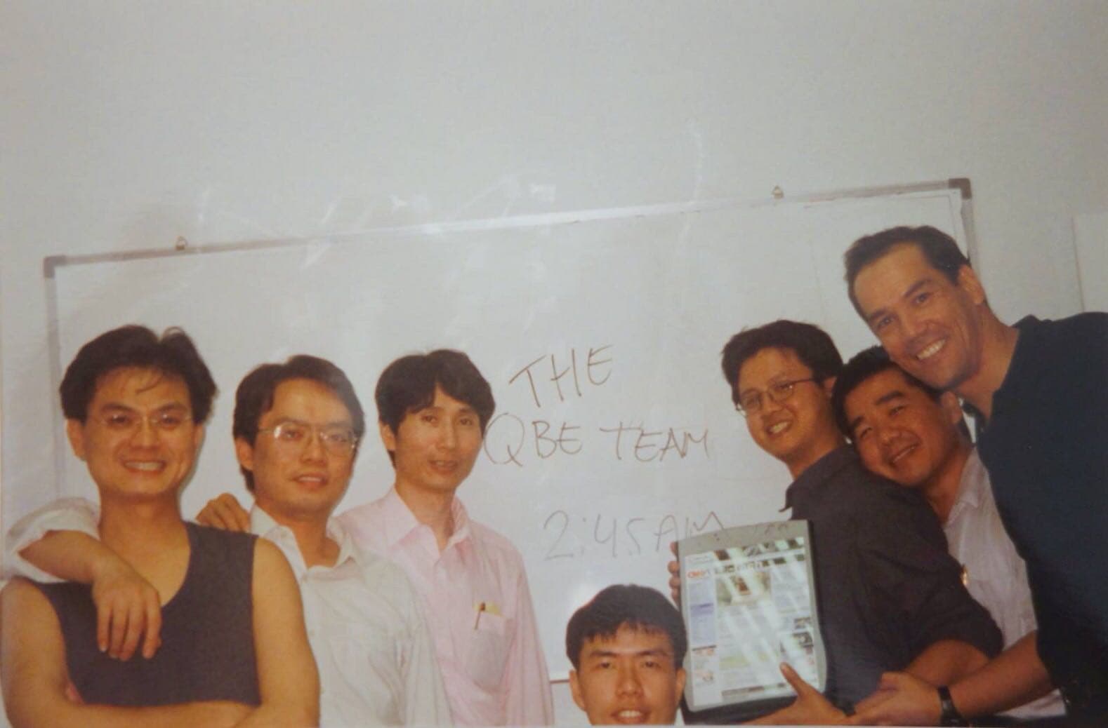 陳世哲(左3)等團隊在1999年替Aqcess Technologies設計出第一款平板電腦,凌晨2點眾人開心留影。(邑錡提供)