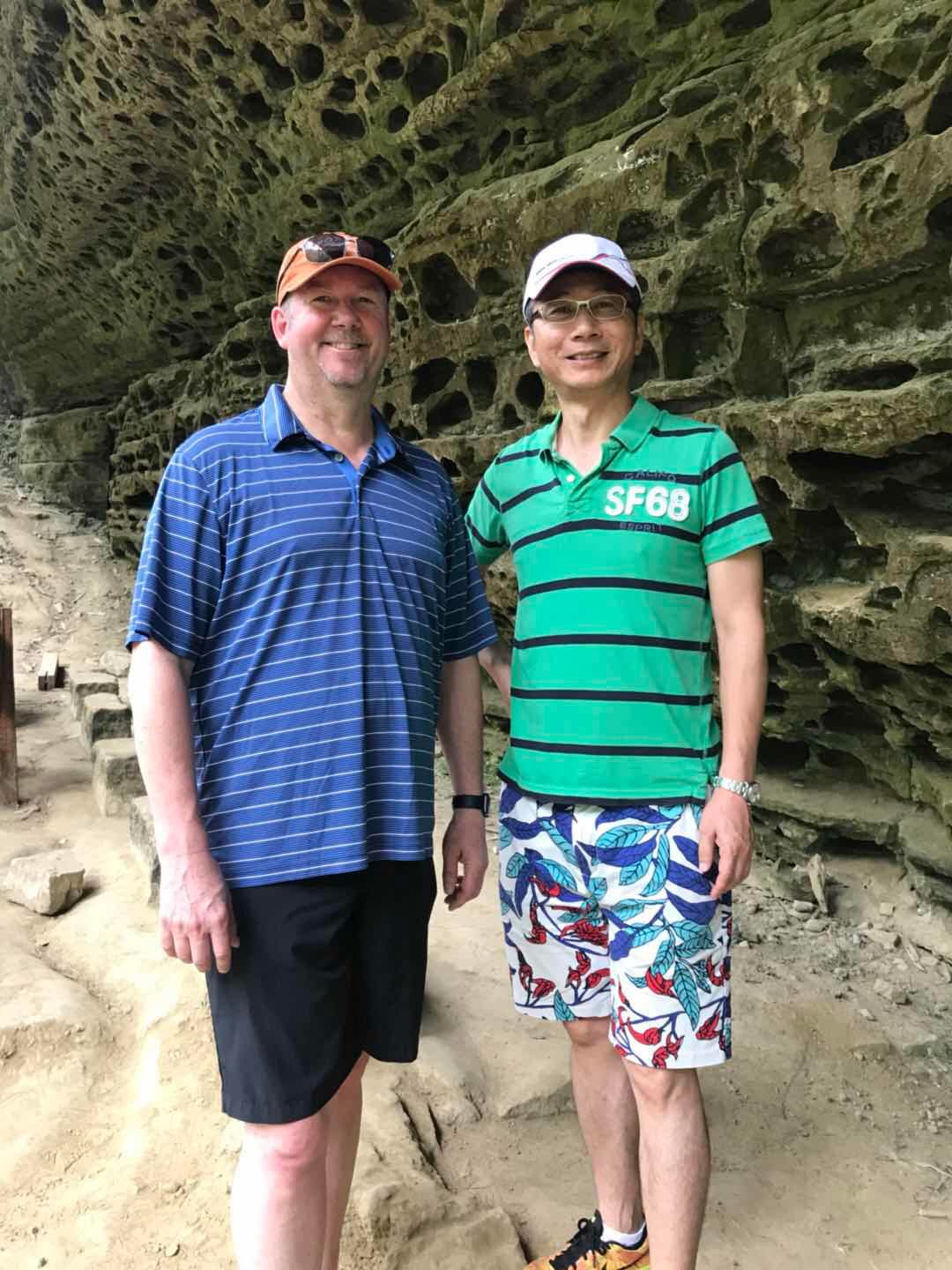 陳世哲把客戶當朋友,認真負責的服務態度,打動不少國外大廠,左為Vernier執行長John Wheeler,兩人已從單純客戶關係變成好朋友。(陳世哲提供)