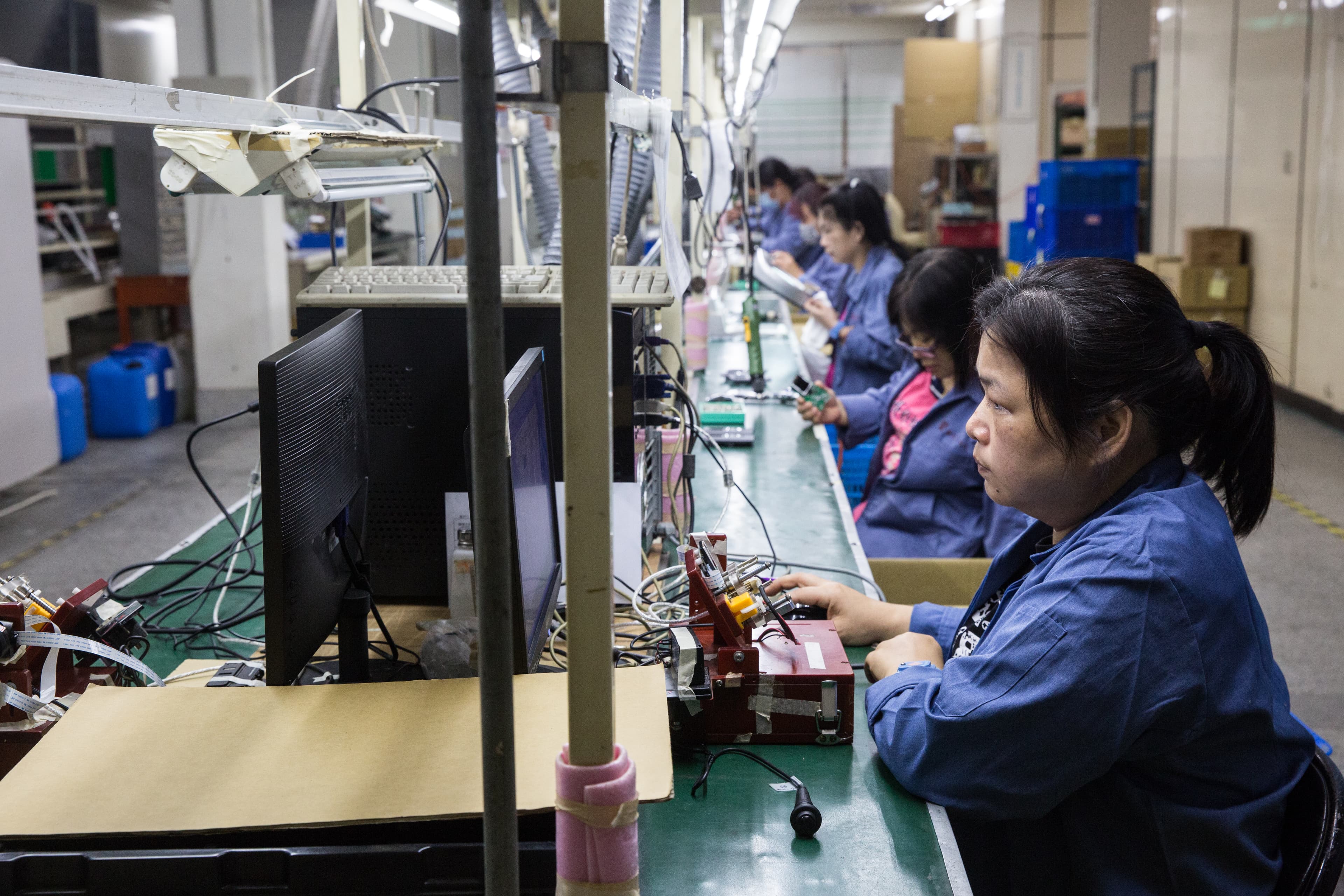 代工廠幾乎9成訂單來自邑錡,圖為作業員逐一組裝測試產品。