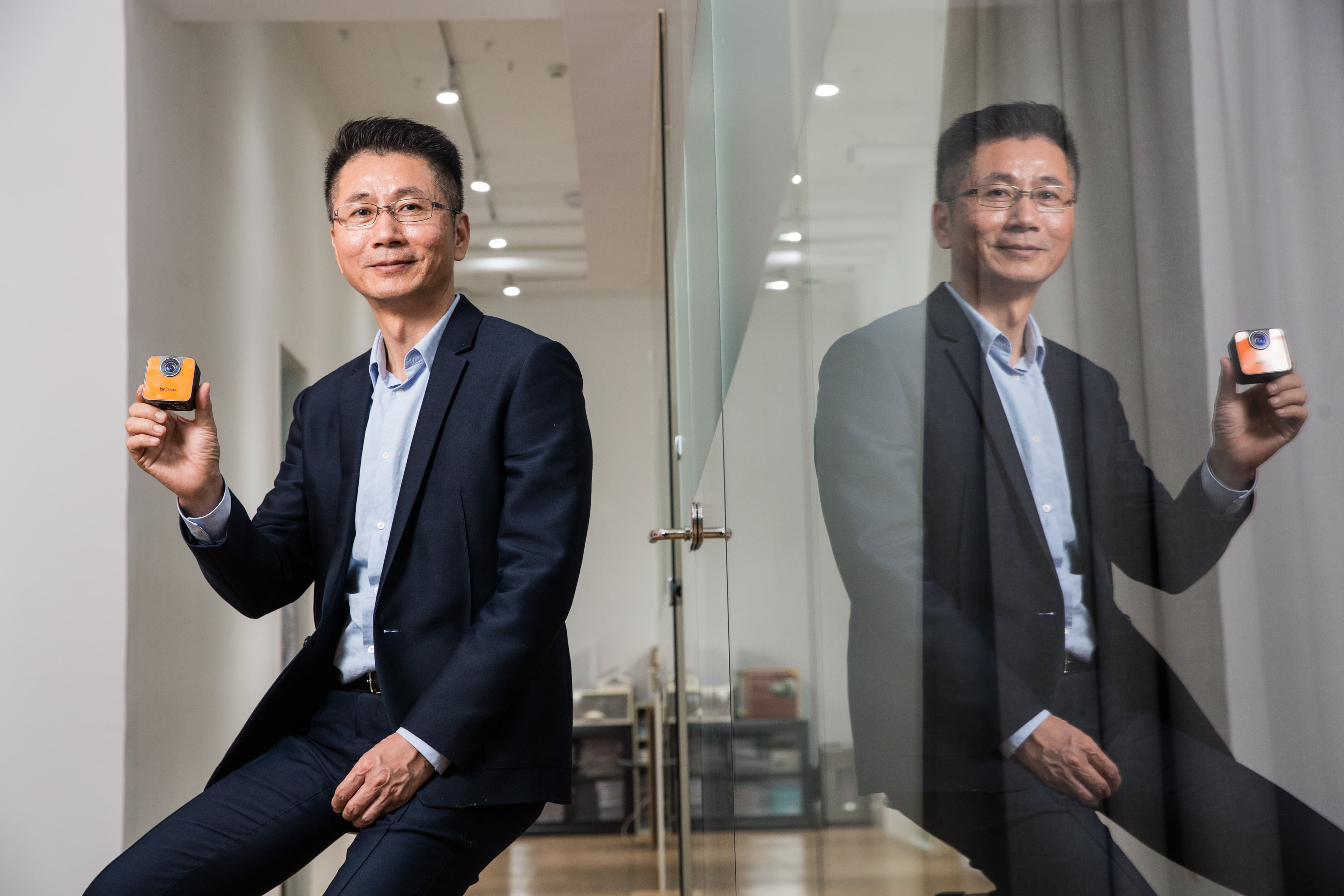 二度創業的陳世哲，靠承接微軟、Vernier、FLIR Systems與PENTAX等國際大廠設計案收益支撐品牌夢，旗下Brinno品牌產品包括縮時相機與電子貓眼相機，公司年營收5.12億元。