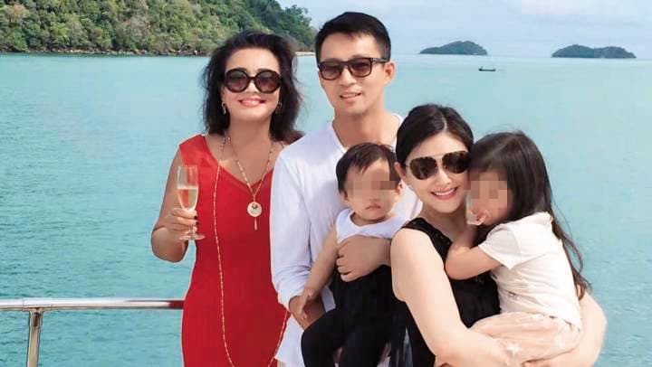 汪小菲的媽媽張蘭(左一)原本風光主理餐廳「俏江南」,沒想到江河日下,張蘭如今也神隱,很少再曝光。