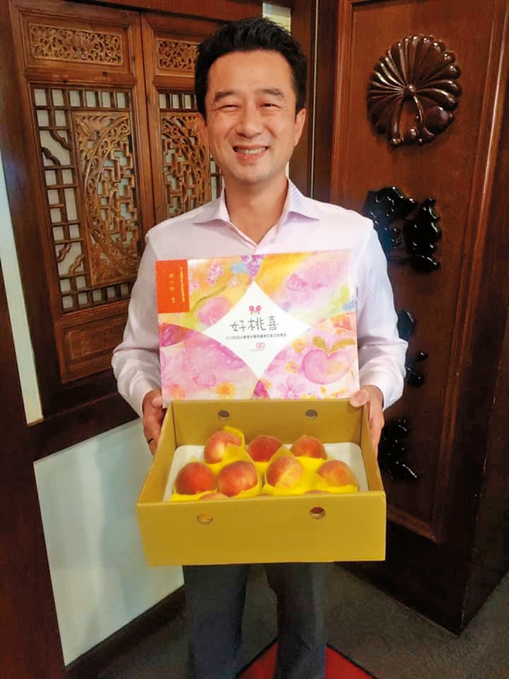 今年45歲的趙士懿,曾與知名航空公司千金戴嘉禎、Ella交往,戀情都無疾而終,至今仍是黃金單身漢。 (翻攝自趙士懿臉書)