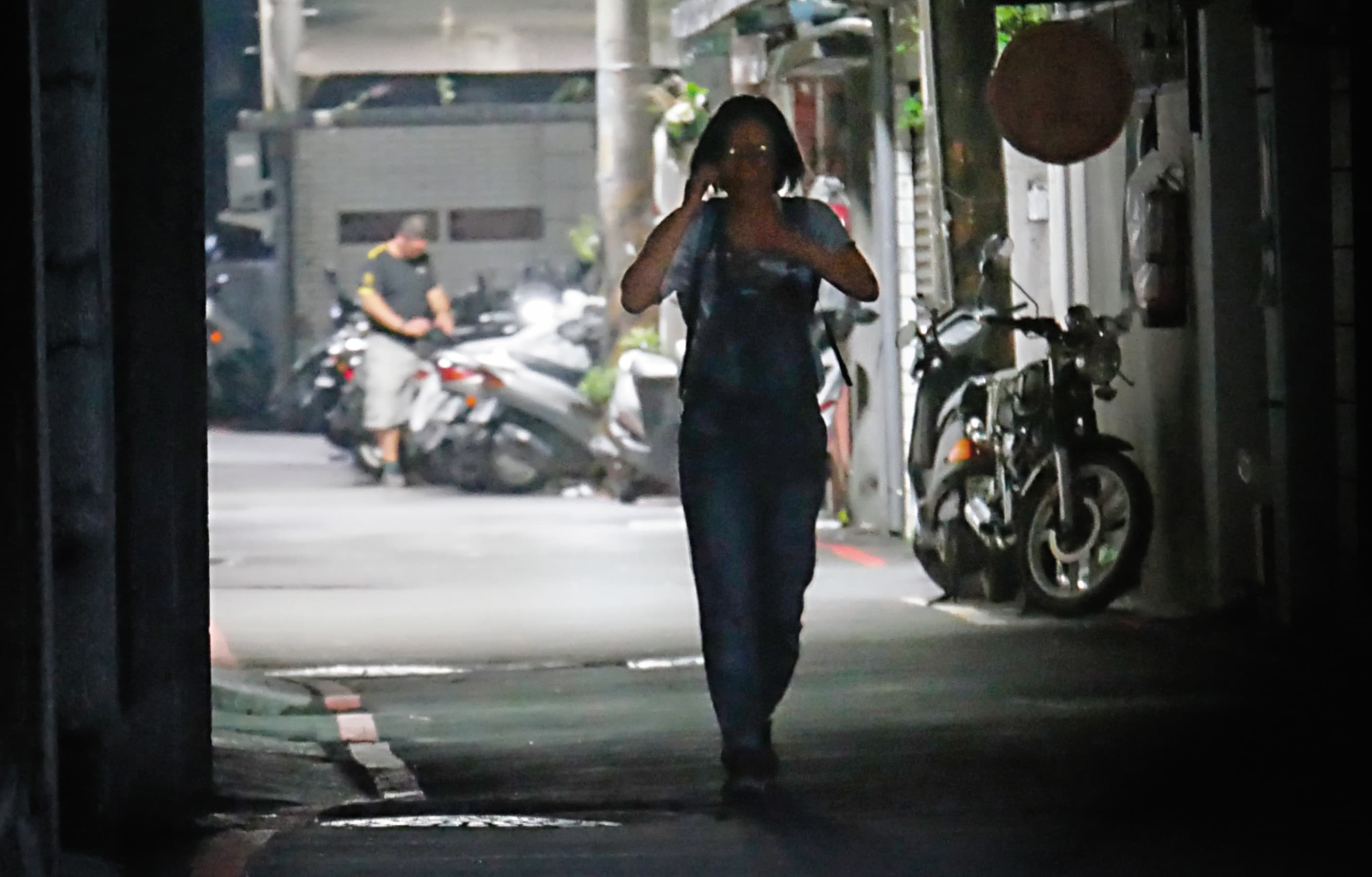 03：03 女助理走離現場，結束這場鬧劇。