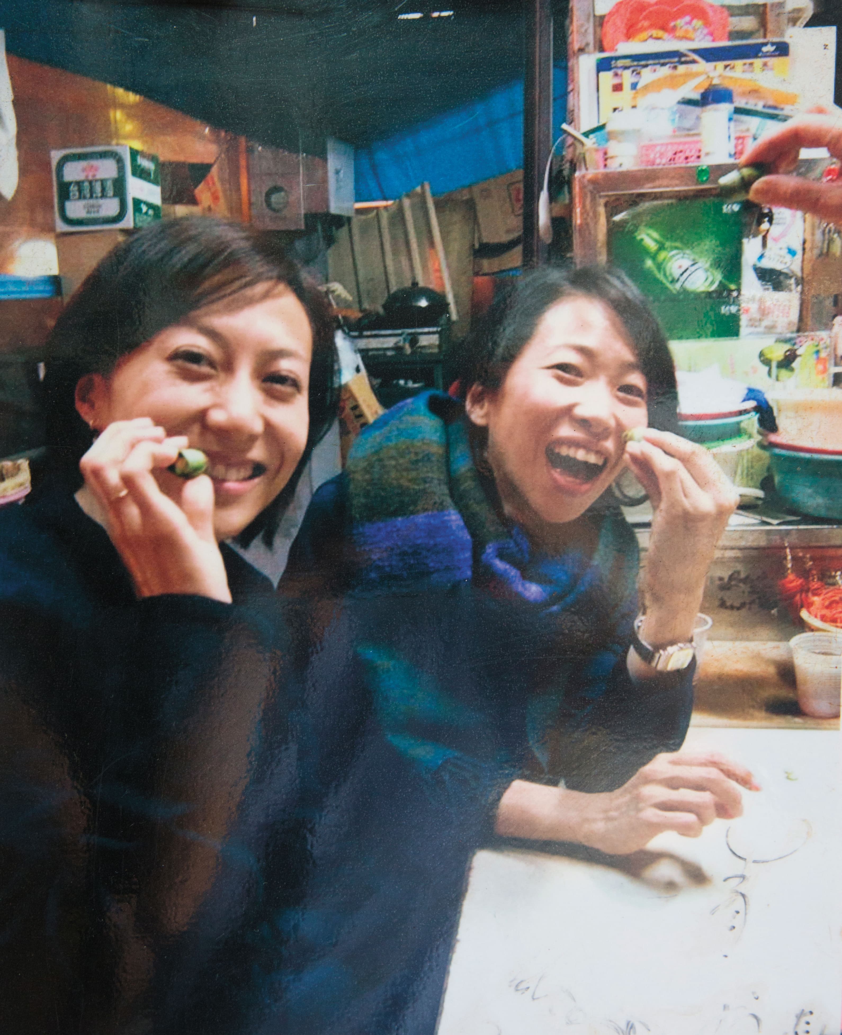 在日本難得聚首的一青妙(後)和一青窈(前)姊妹,在馬路楊檳榔攤相聚,一起開心試吃檳榔。(楊馬路提供)