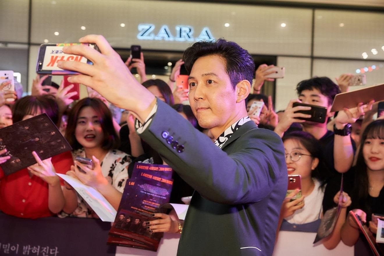 以特別出演方式在《與神同行》上下集亮相的李政宰,兩次都盡責參與電影宣傳。(采昌國際多媒體提供)