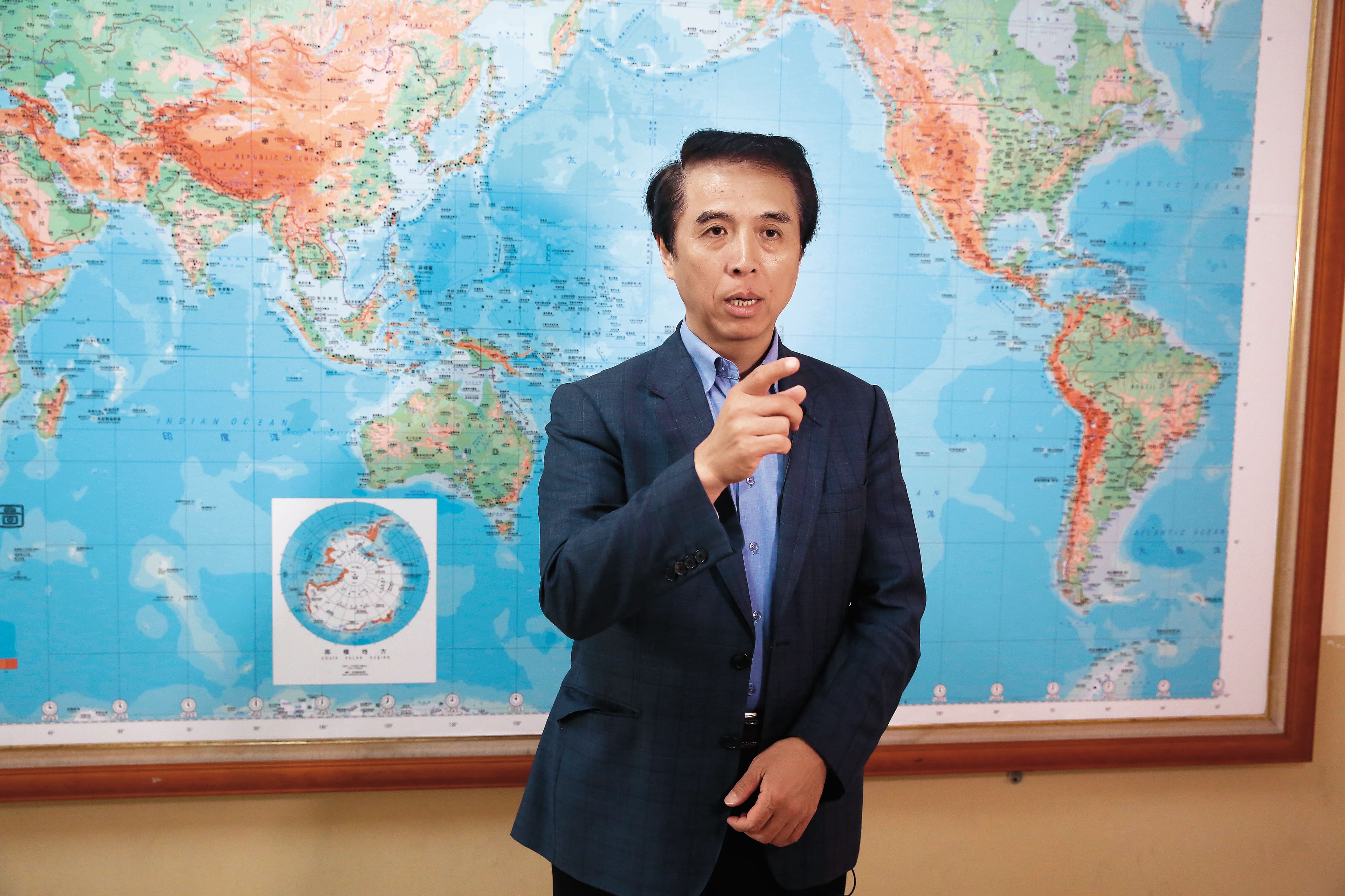 國民黨桃園市長參選人陳學聖選情不被看好,連網路文宣都自嘲「沒存在感」。