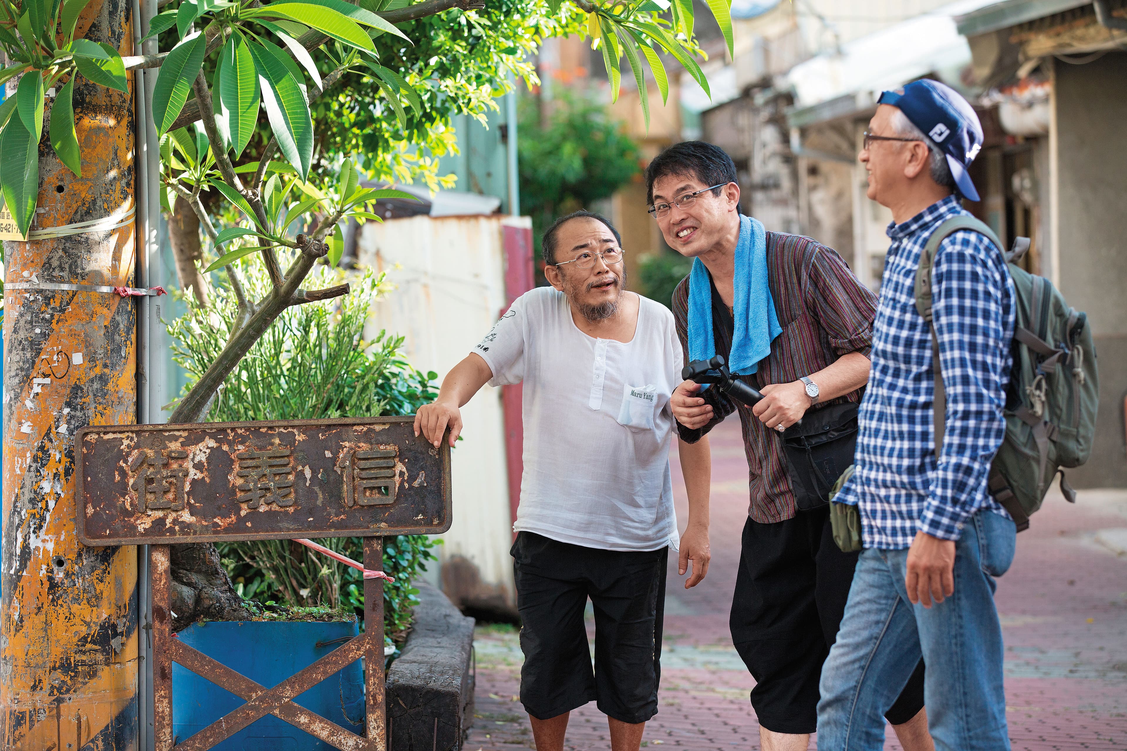 曾罹患重病的楊馬路（左）帶著日本客走訪台南大街小巷，雙方靠著中文、日文加上比手畫腳，溝通時笑聲不斷。