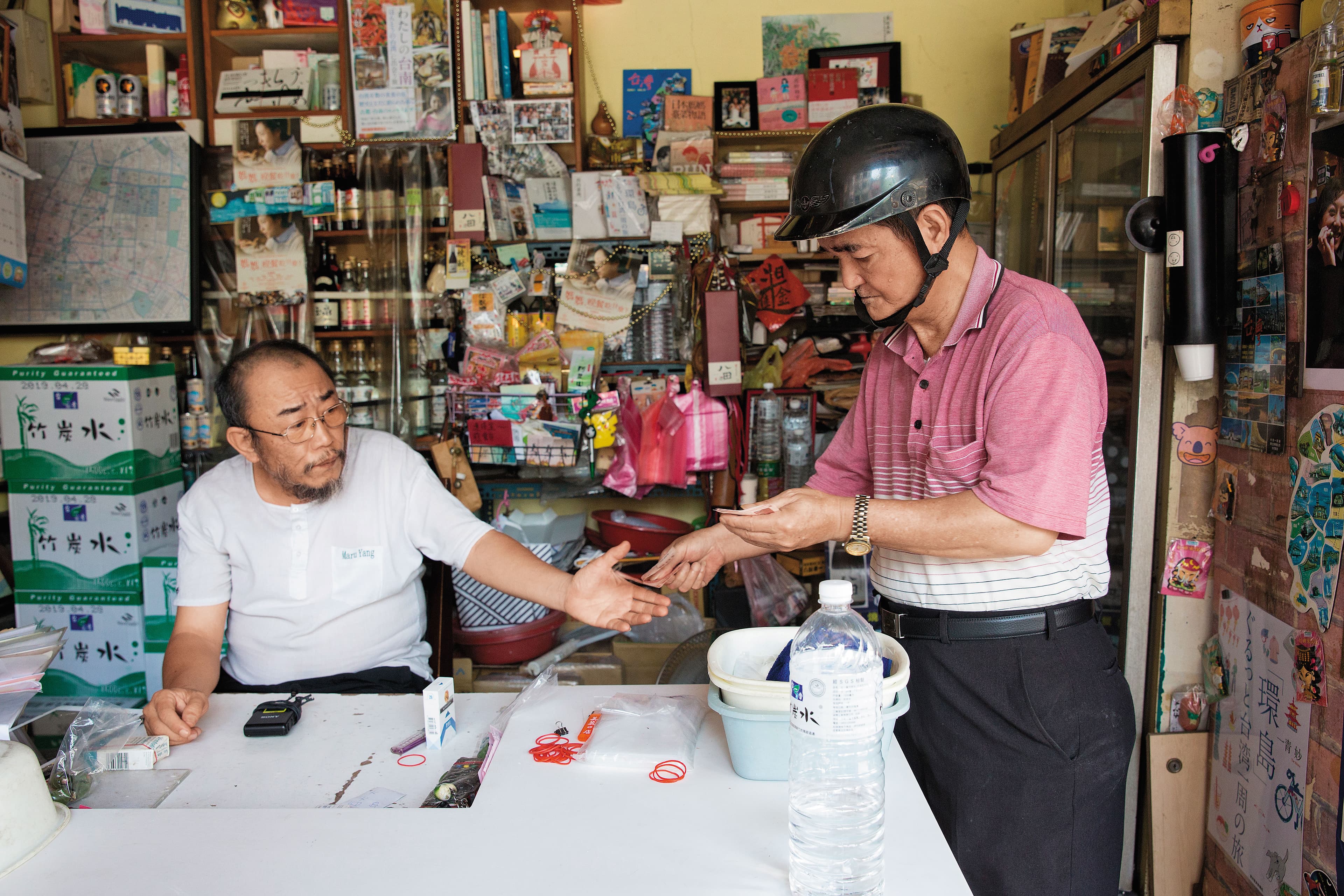 楊馬路（左）接手檳榔攤已20多年，對熟客的購買需求非常了解。