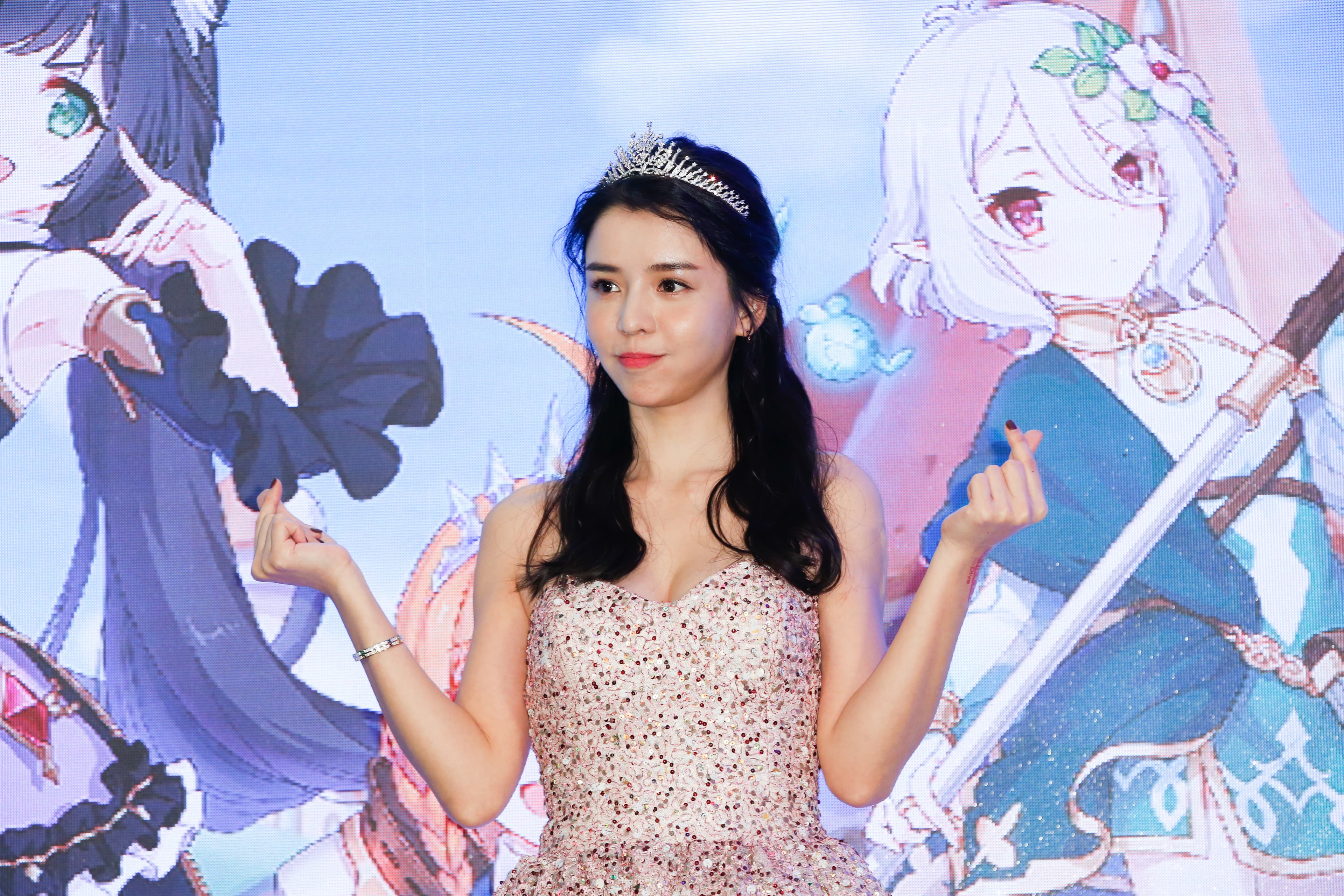 李毓芬今天化身公主出席手遊活動,一襲粉紅色平口洋裝露出性感香肩。