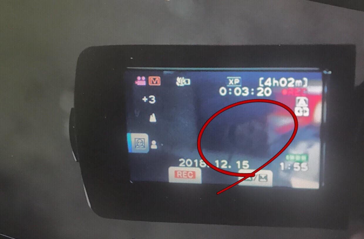 男主角鄒承恩劇中所持的DV，被剪接師發現意外拍到「臉孔」。（華影國際提供）