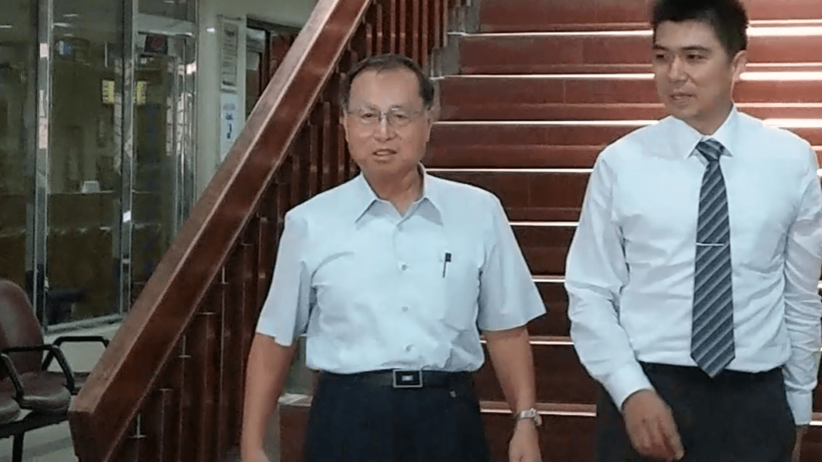 國民黨前行管會主委張哲琛(左)說,己在台灣買塔位,將在台灣終老,不會逃亡。