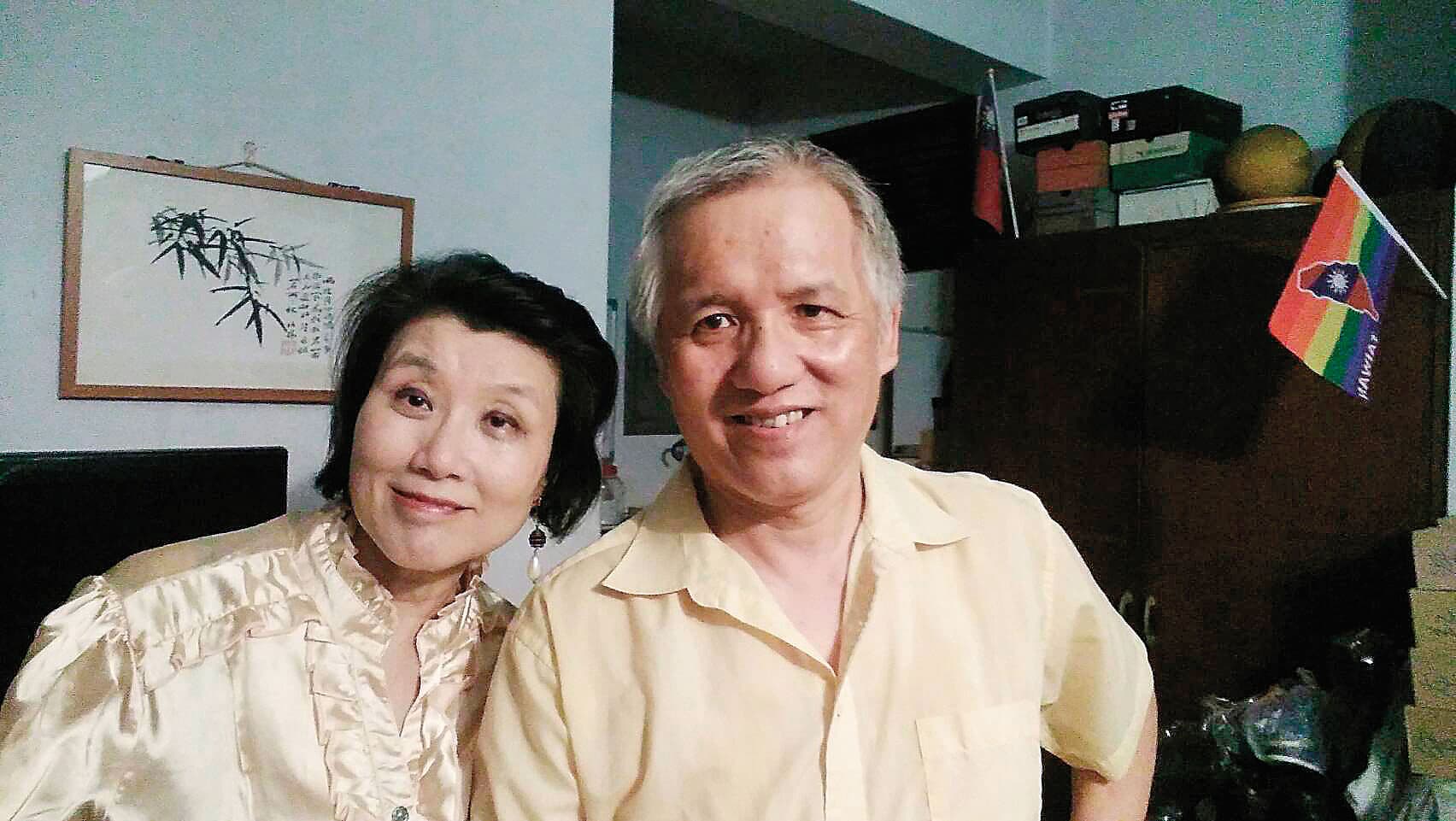 郭行知(右)的太太(左),人稱郭媽媽,2人長年支持同志運動,郭媽媽甚至在2011年創立亞洲第一個由同志父母親公開設立的同志團體—「同志父母愛心協會」。(郭行知提供)