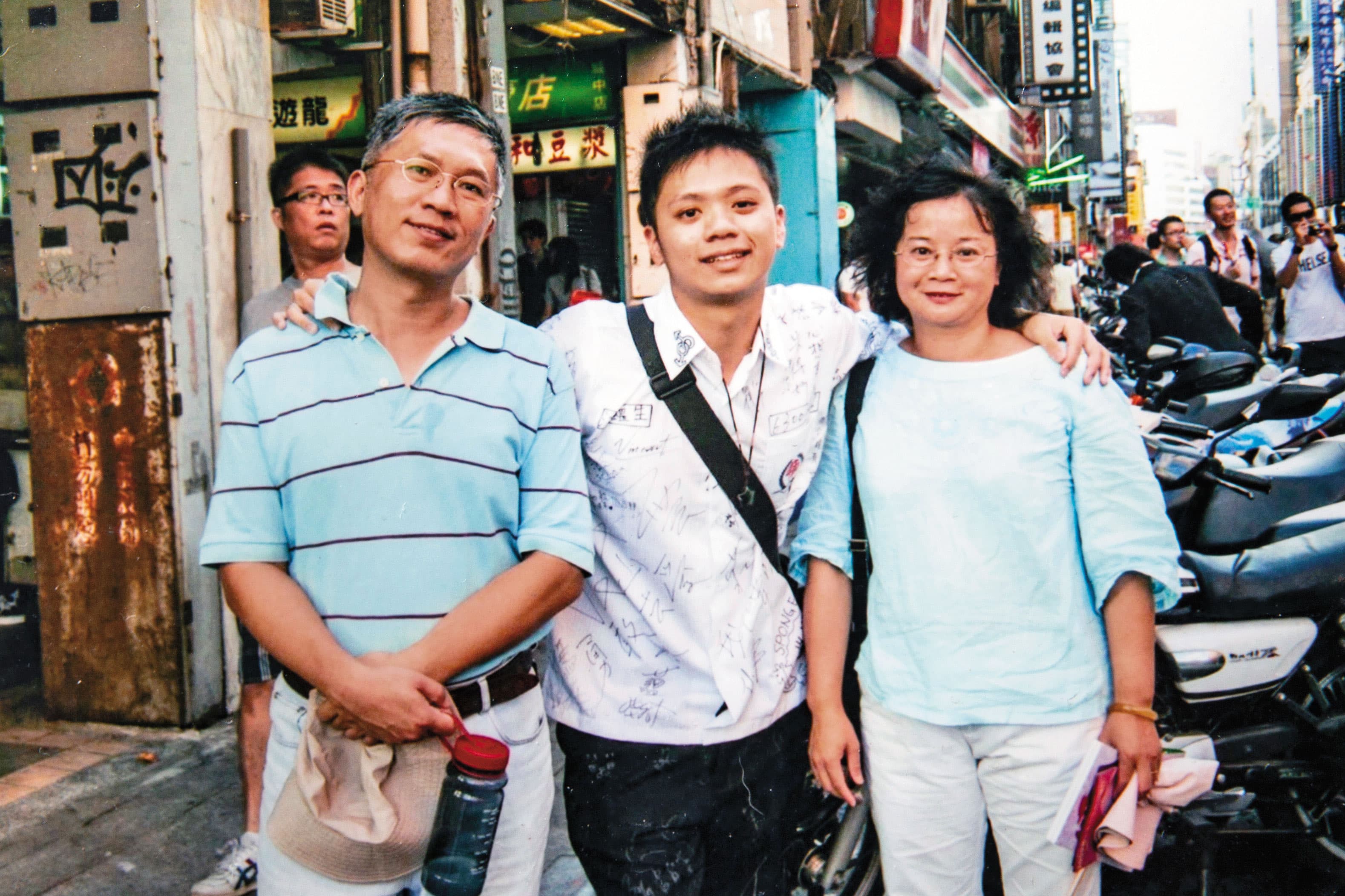 2009年,江文明(左)偕妻子(右)與兒子(中)參加第7屆同志大遊行,當年願意站上街頭支持同志孩子的父母非常少。(江文明提供)