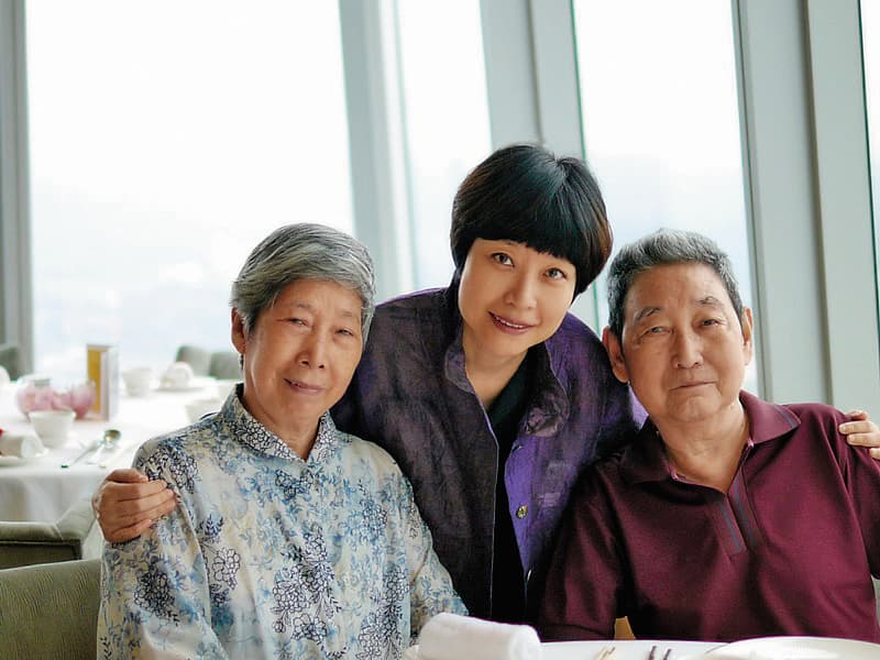 張曼娟(中)和父母感情深厚,近60歲未曾離開父母獨自生活,連去香港工作教書也把父母帶著。(張曼娟提供)