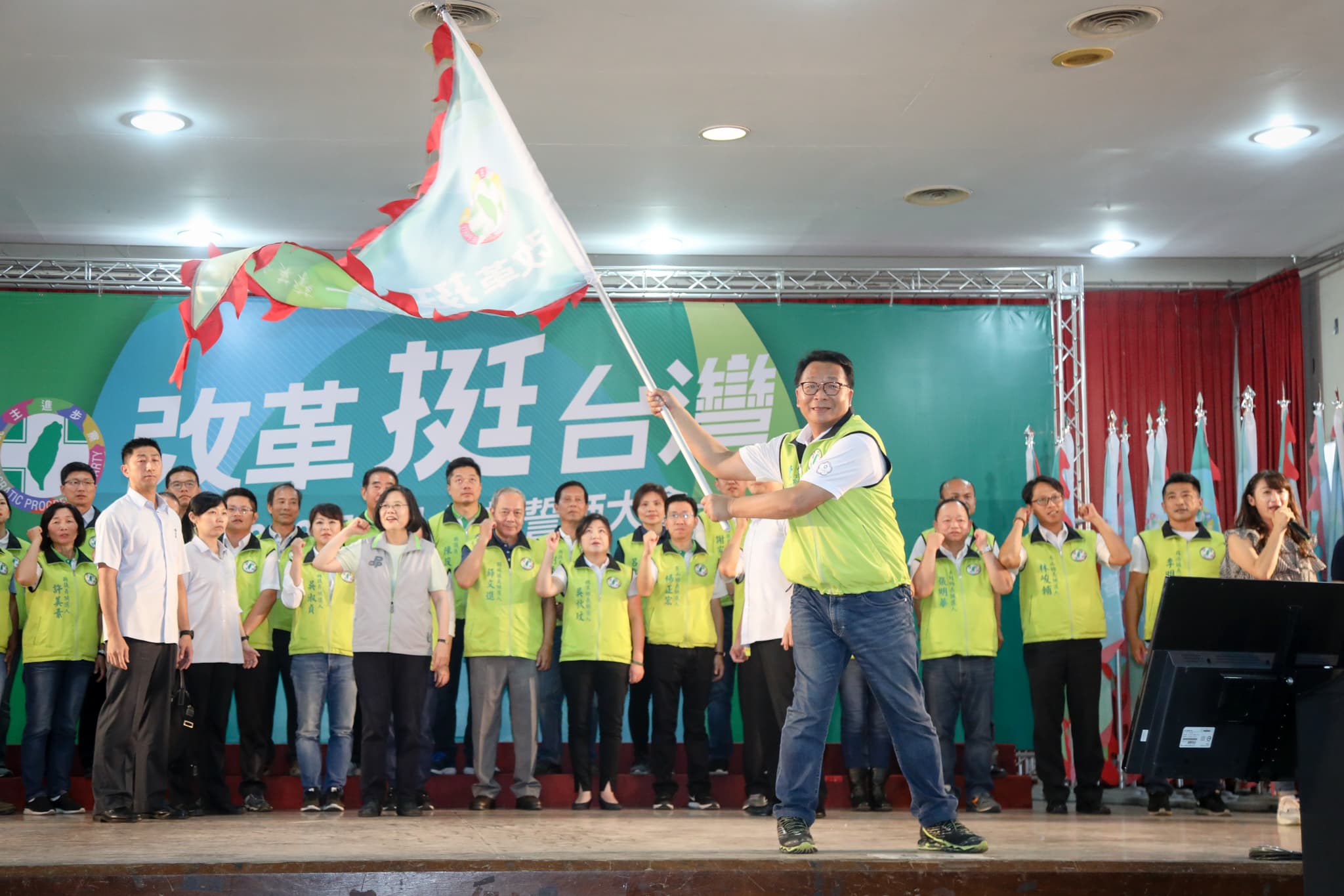 蔡英文今授旗時,身旁隨扈增加為4人,比昨天多4倍。(民進黨提供)