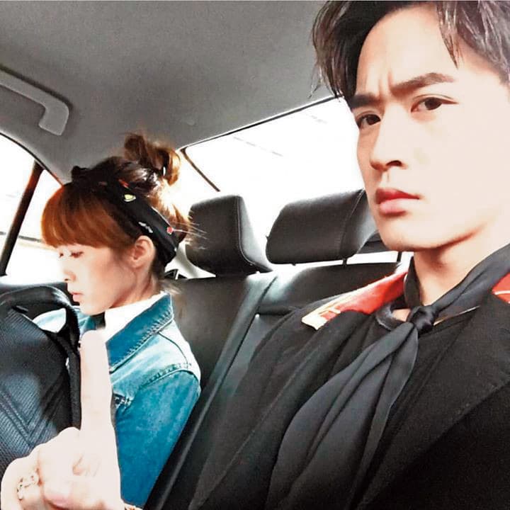 小樂(右)想追邵雨薇的新聞傳出後,同時傳跟經紀人女友分手。(翻攝自吳思賢臉書)