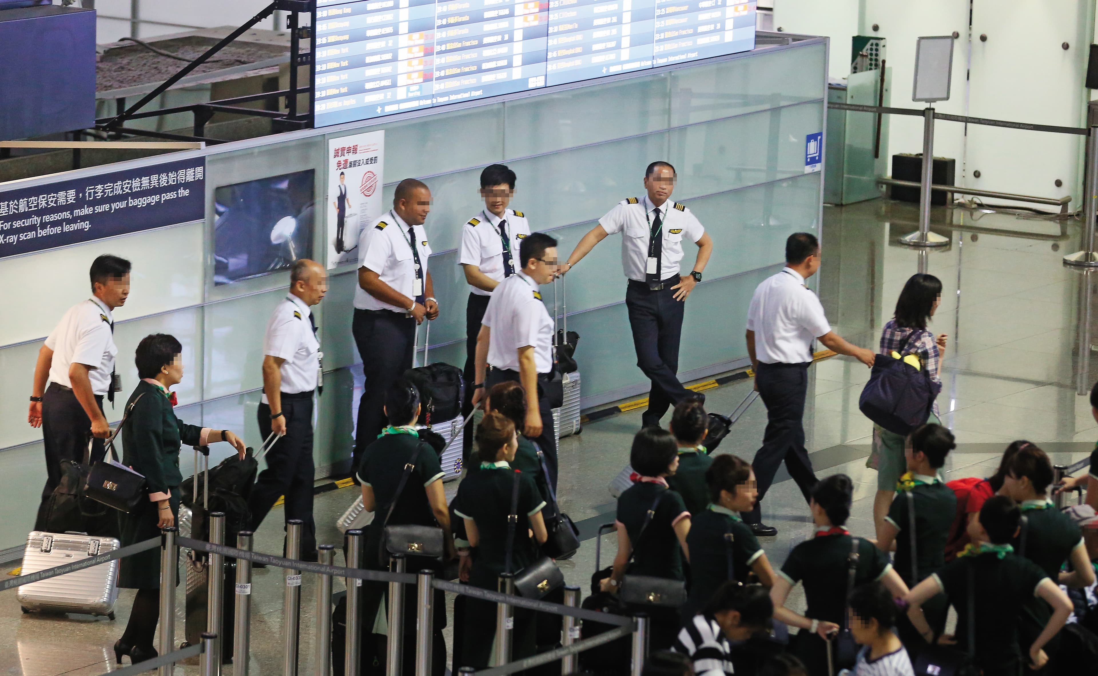 桃園市機師職業工會舉行罷工投票,這是台灣航空史上第一次由機師取得罷工權。圖為桃園機場長榮航空機組員整隊準備出勤。(圖非當事人)