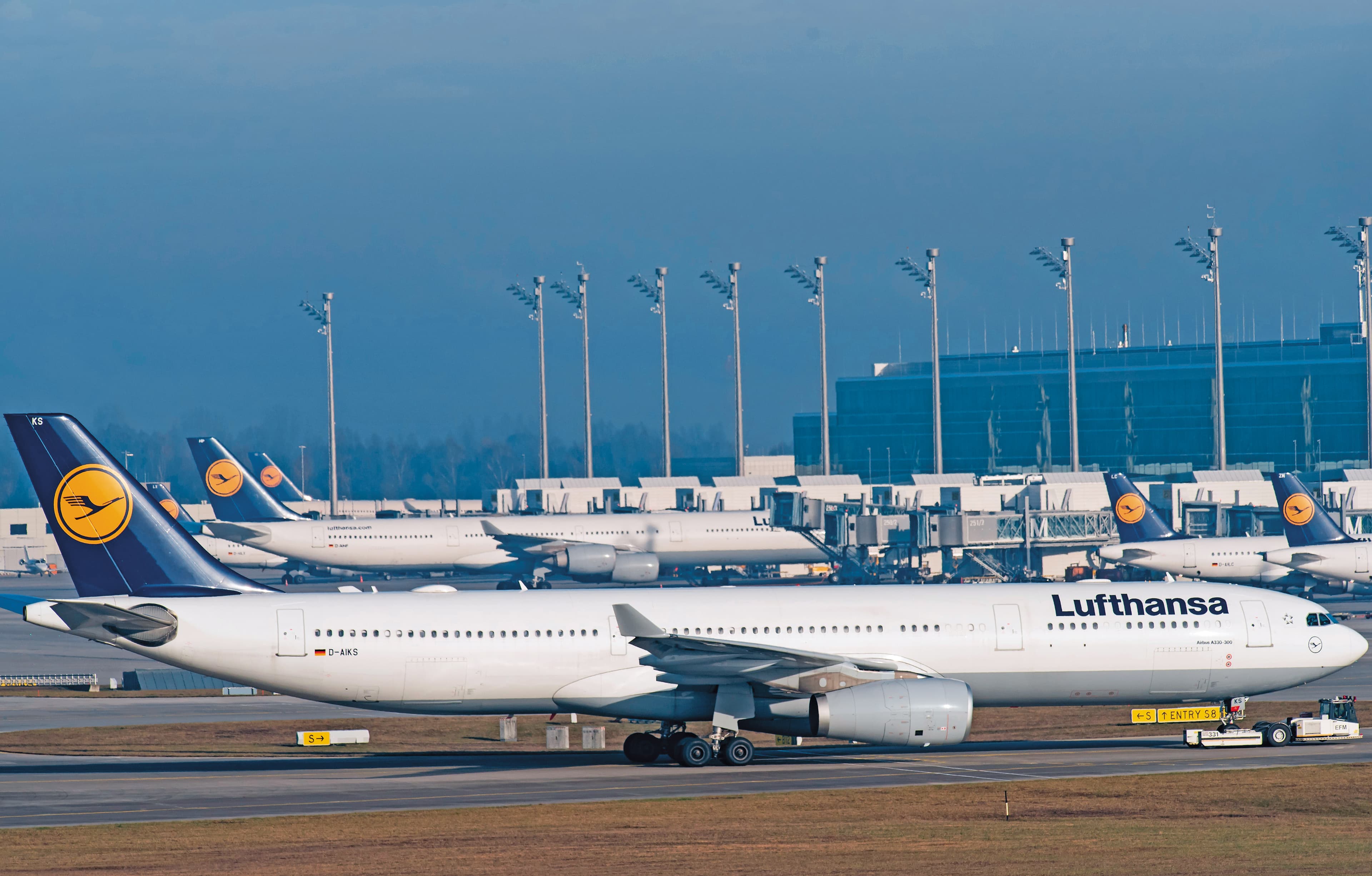 德國最大的航空公司漢莎航空2年前發生機師罷工,每年影響超過800個航班,機坪上停滿漢莎航空的飛機。(東方IC)