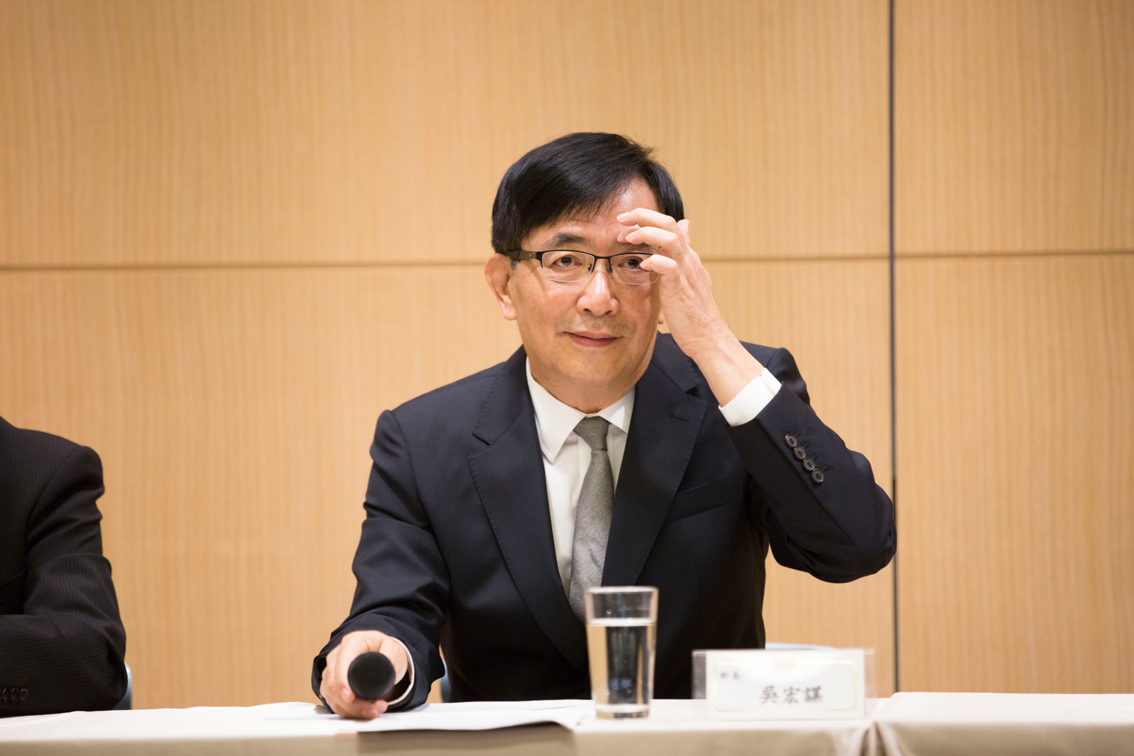 交通部長吳宏謀剛上任就得面臨機師罷工的重大危機,今天主持第一次記者會,呼籲勞資雙方坐下來協商。