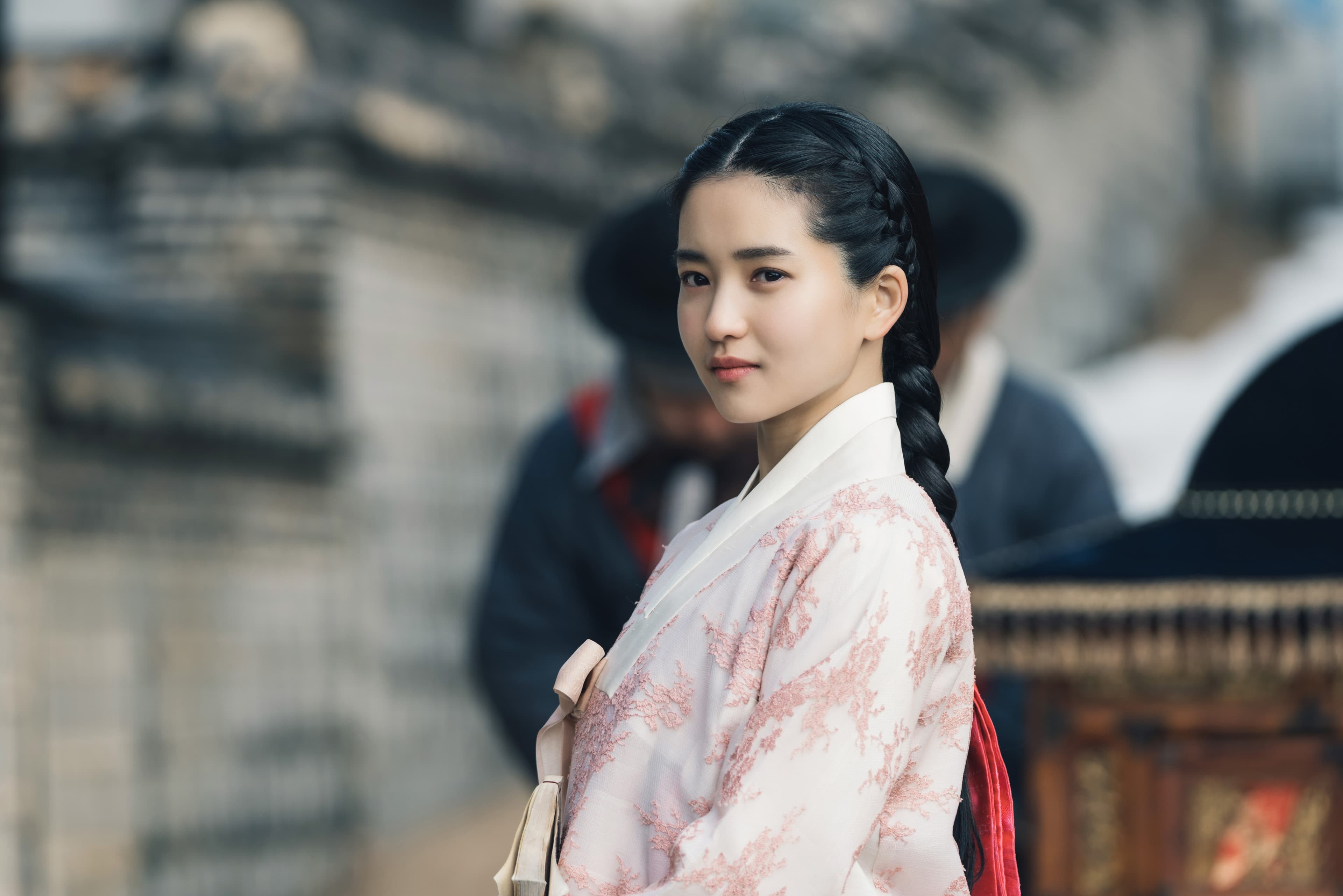 金泰梨飾演兩班名門大家閨秀,私下是能拿槍的女漢子。(Netflix提供)