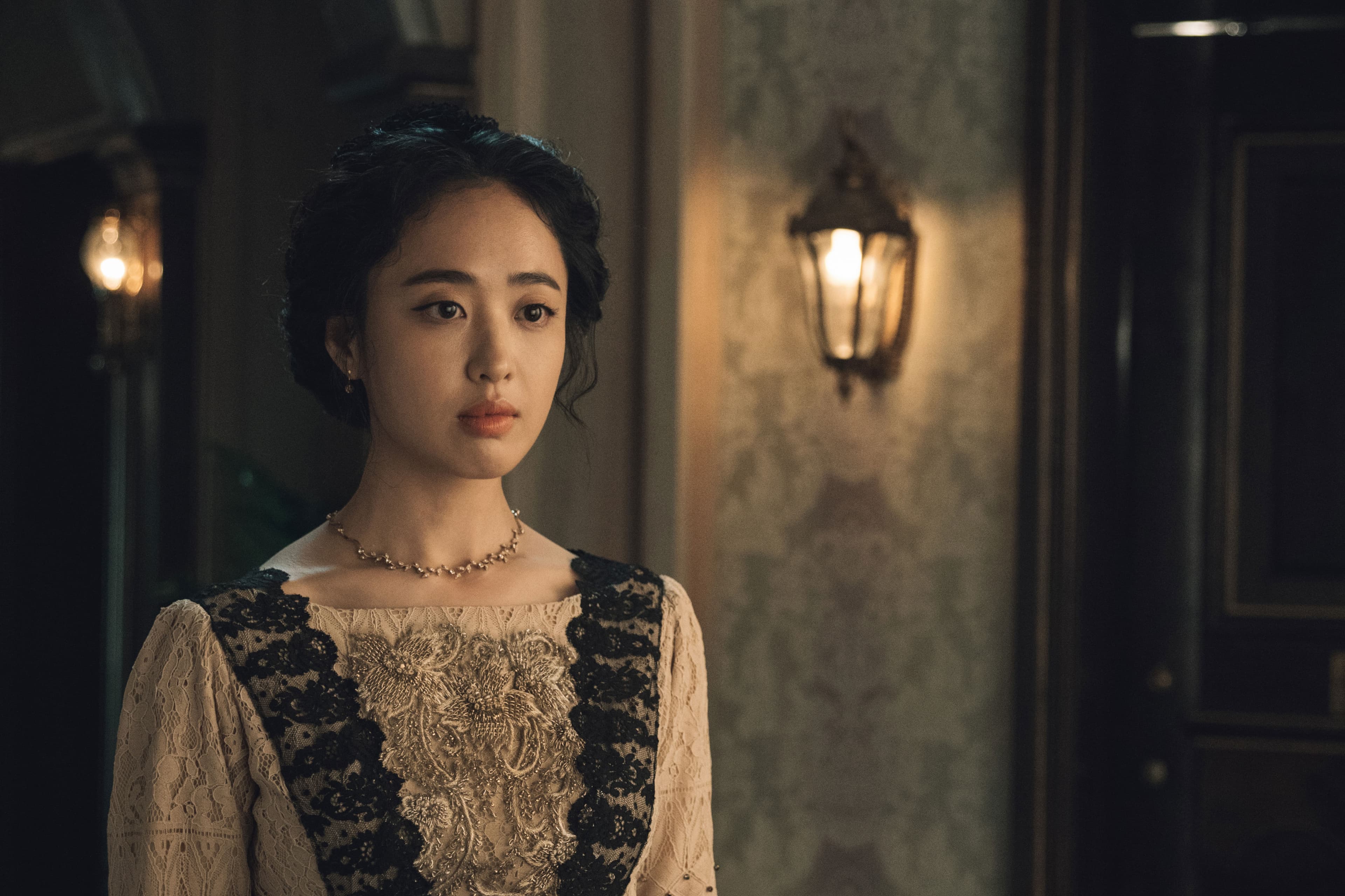 金玟廷飾演酒店老闆娘,與父親有解不開的心結。(Netflix提供)