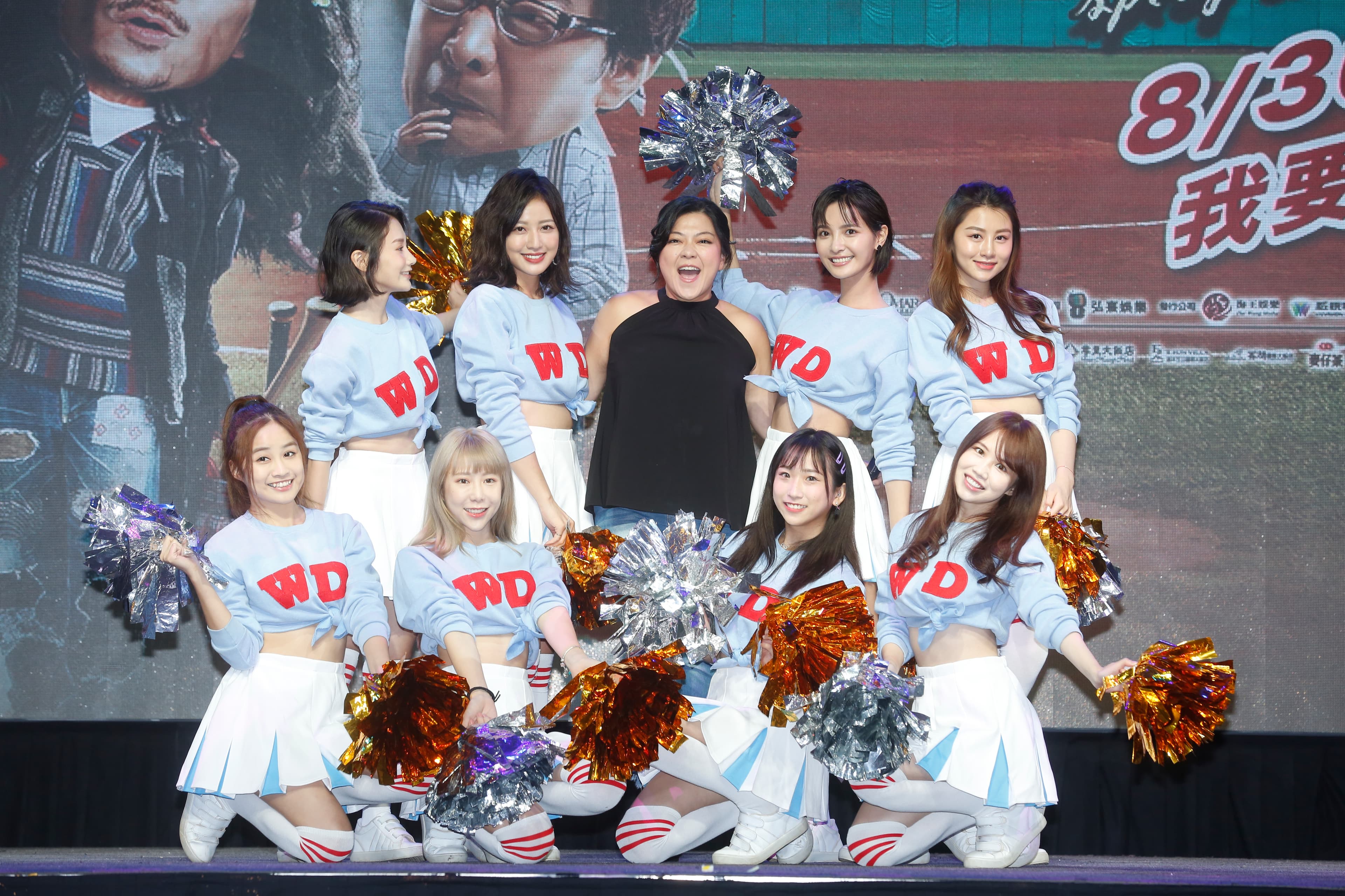 杜詩梅（後排右3）日前傳出再婚喜訊，但懷胎8週的雙胞胎也流產了。她在片中飾演啦啦隊教練，還穿上酷熱鳥裝扮吉祥物，相當辛苦。