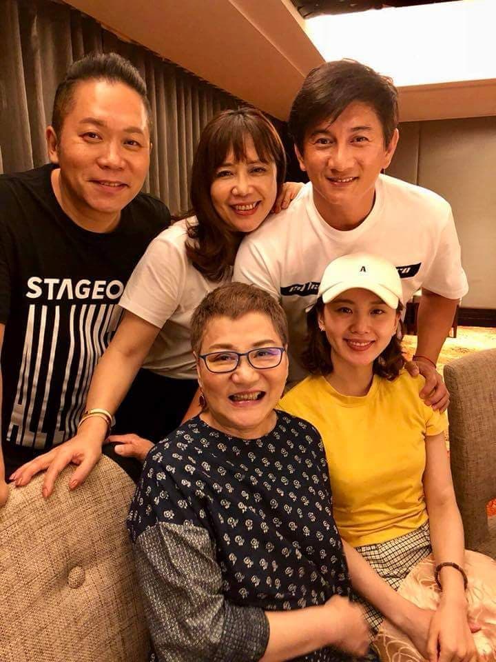 張小燕(前左)和合作過的藝人都有家人般感情,後排左起卜學亮夫婦、吳奇隆和劉詩詩(前右)。(卜學亮提供)