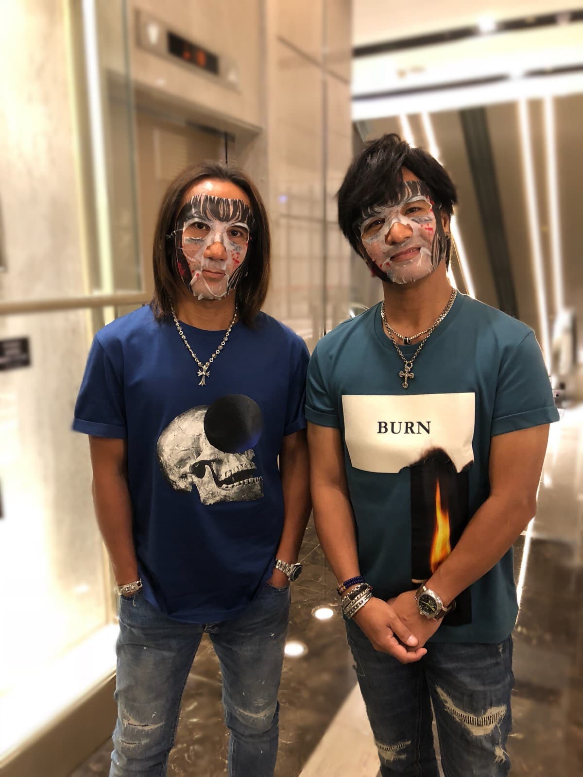 挑戰鬼屋失敗的動力火車,接受敷著富江造型面膜的懲罰,逛大街、買咖啡。(華研唱片提供)