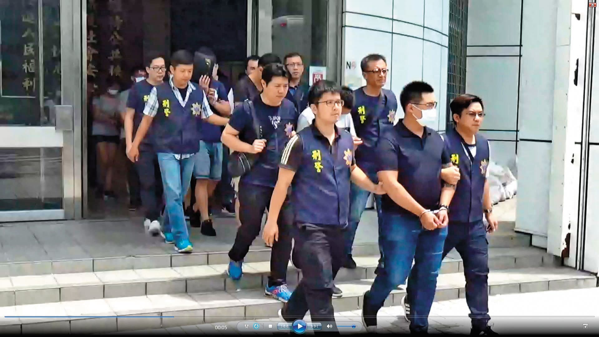 檢警兵分7路破獲蟑螂愛心協會,當場逮捕林以禮為首的集團嫌犯14人。(翻攝畫面)